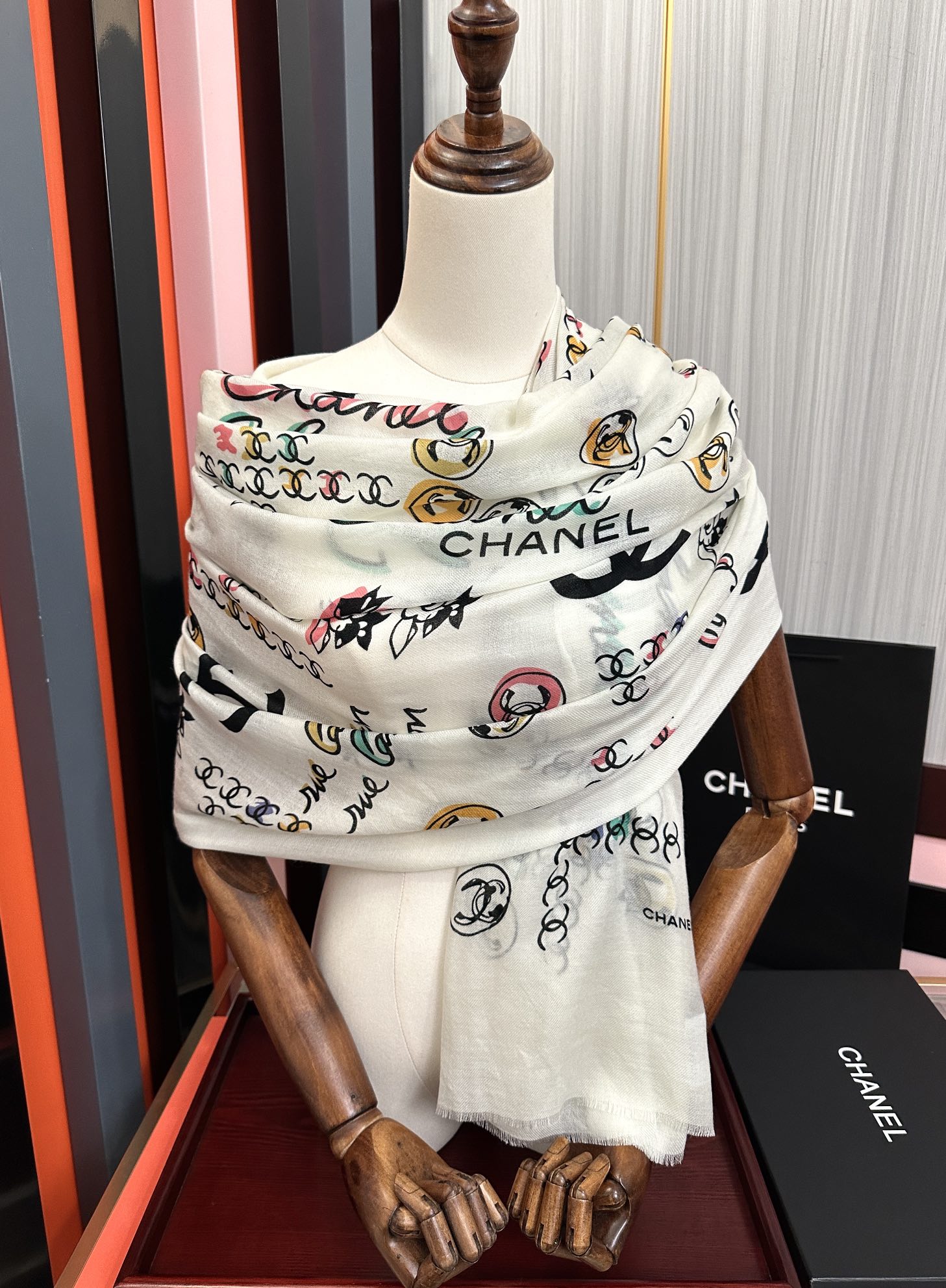 🔥新款 太美了 小香[嘴唇]2025最新系列 必备款 顶级设计太美了，真心赞👍😘💍实物真心美 🎀披肩配以