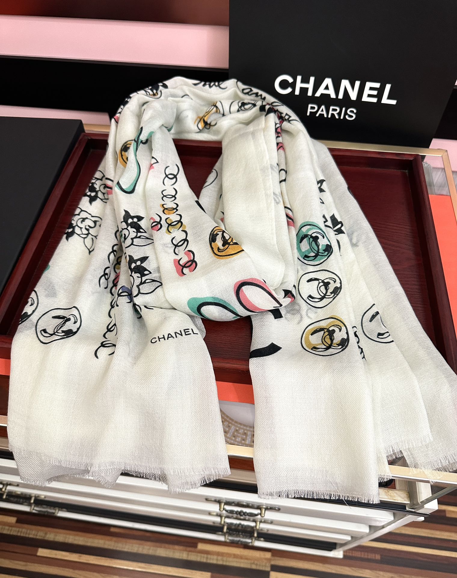 🔥新款 太美了 小香[嘴唇]2025最新系列 必备款 顶级设计太美了，真心赞👍😘💍实物真心美 🎀披肩配以