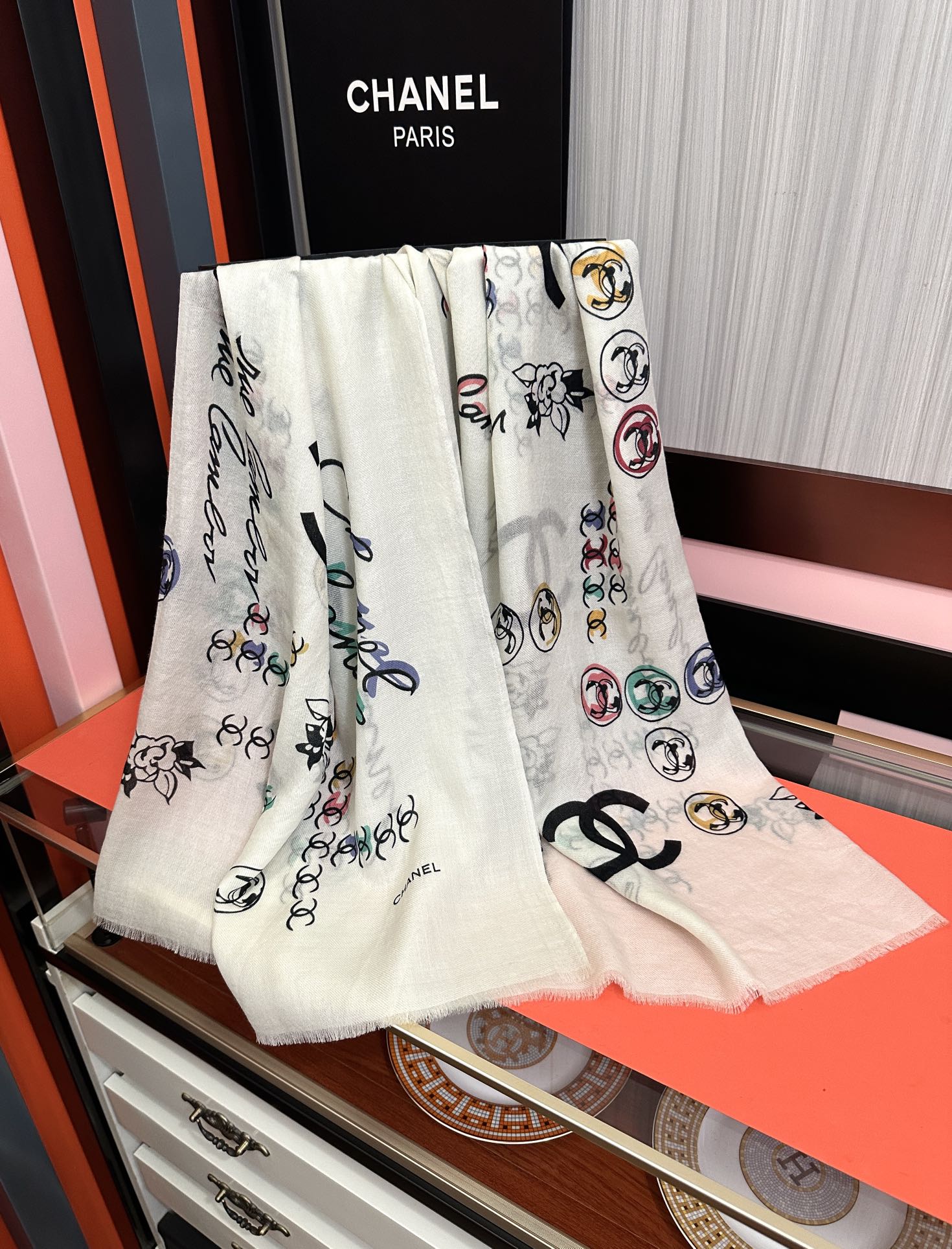 🔥新款 太美了 小香[嘴唇]2025最新系列 必备款 顶级设计太美了，真心赞👍😘💍实物真心美 🎀披肩配以