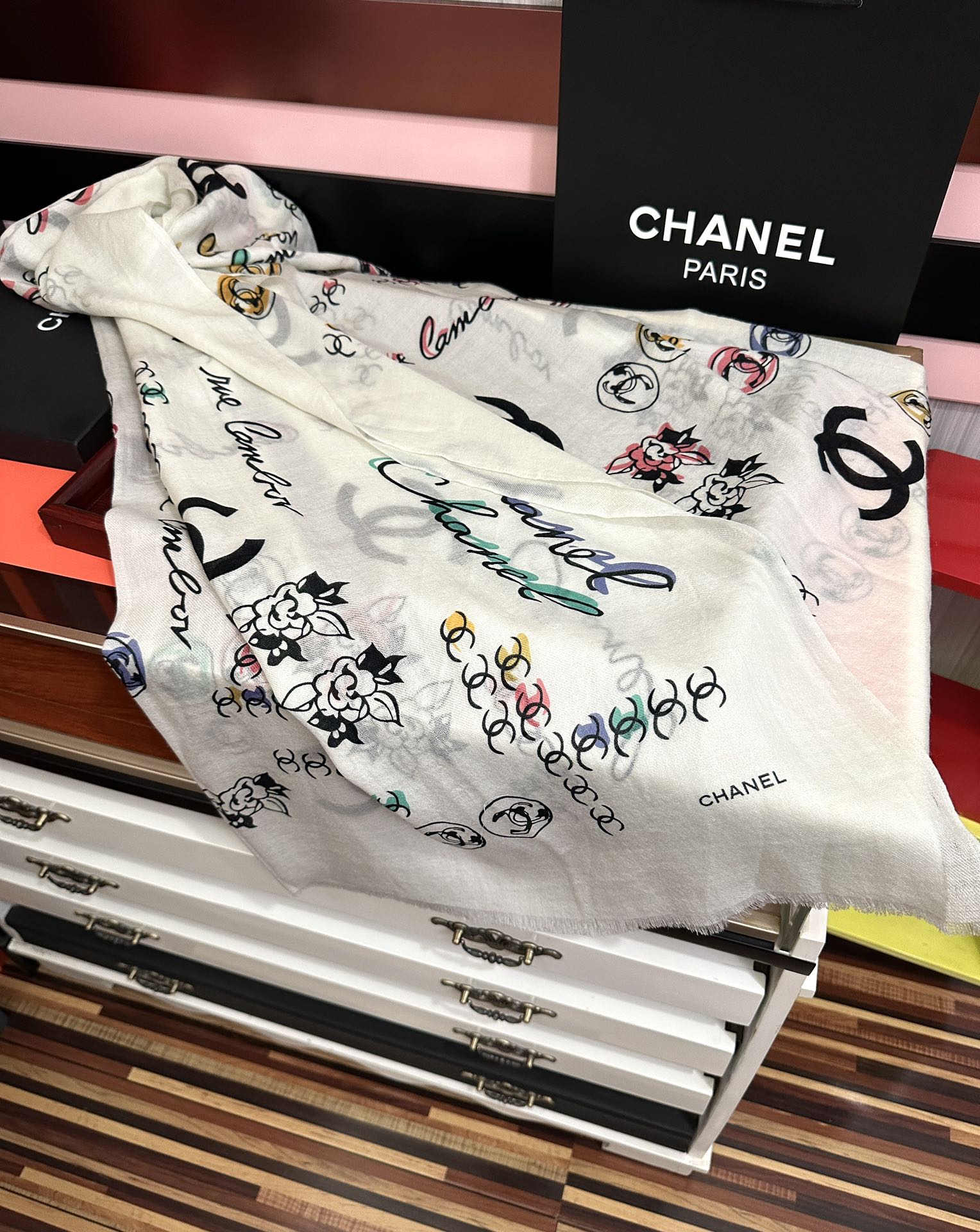 🔥新款 太美了 小香[嘴唇]2025最新系列 必备款 顶级设计太美了，真心赞👍😘💍实物真心美 🎀披肩配以