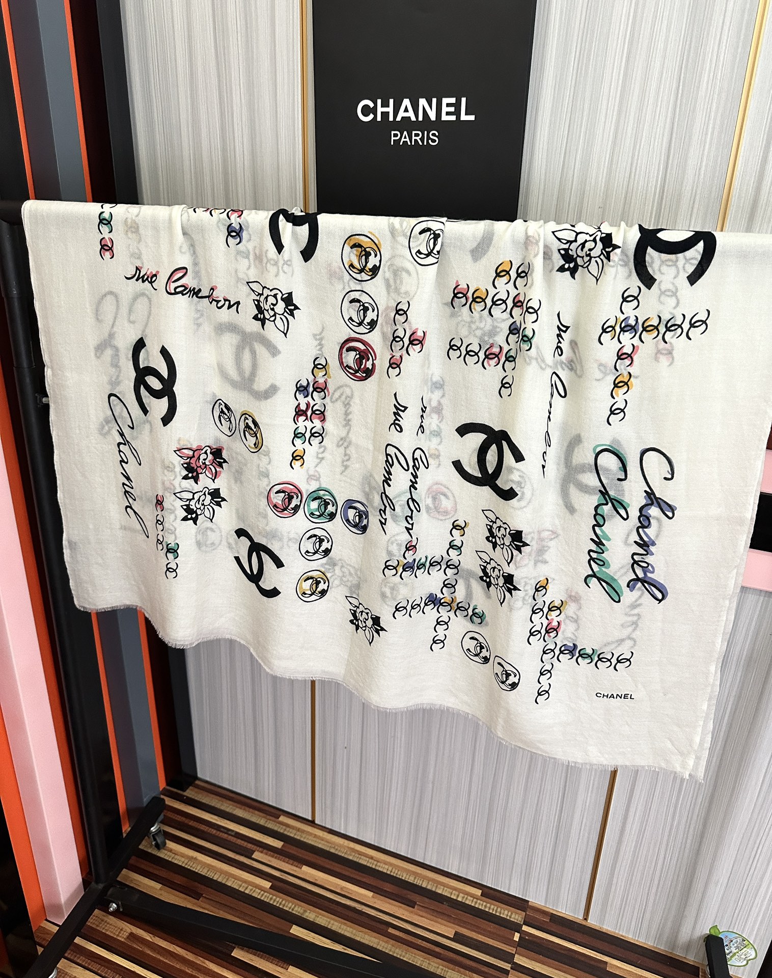 🔥新款 太美了 小香[嘴唇]2025最新系列 必备款 顶级设计太美了，真心赞👍😘💍实物真心美 🎀披肩配以