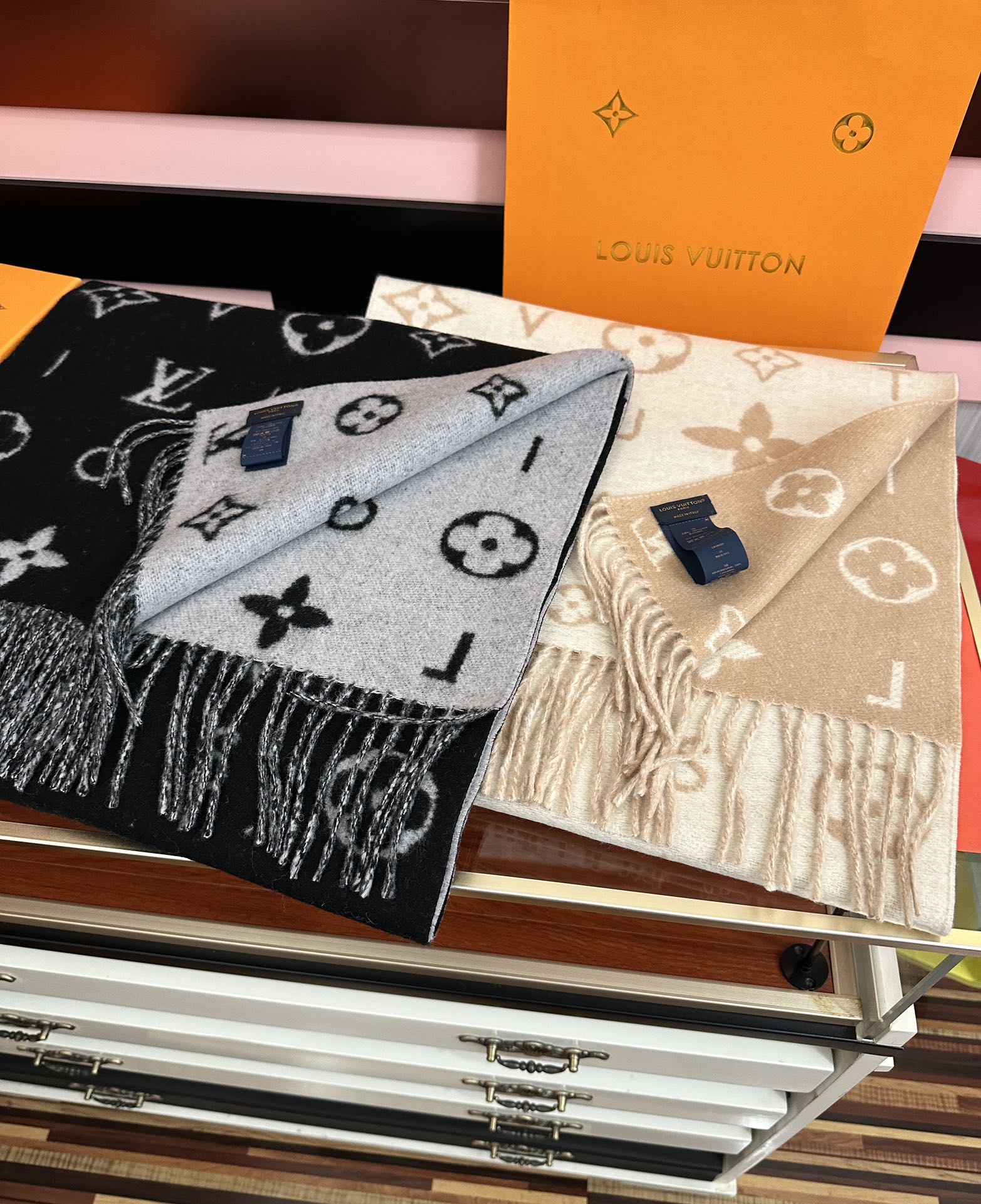 新款🔥 L V 今年 Monogram 花卉和 L v字母[礼物]其间点缀品牌名称的单一字母[得意]以摩