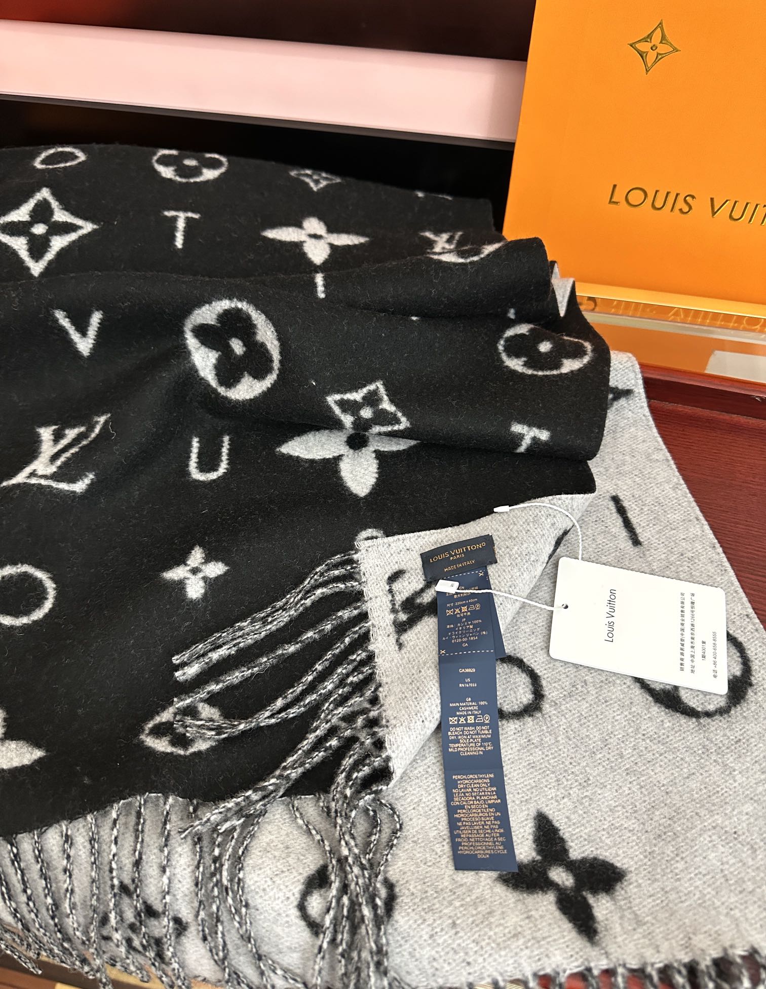 新款🔥 L V 今年 Monogram 花卉和 L v字母[礼物]其间点缀品牌名称的单一字母[得意]以摩