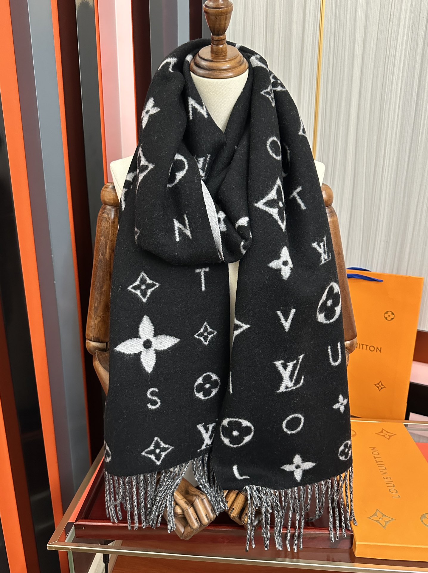 新款🔥 L V 今年 Monogram 花卉和 L v字母[礼物]其间点缀品牌名称的单一字母[得意]以摩