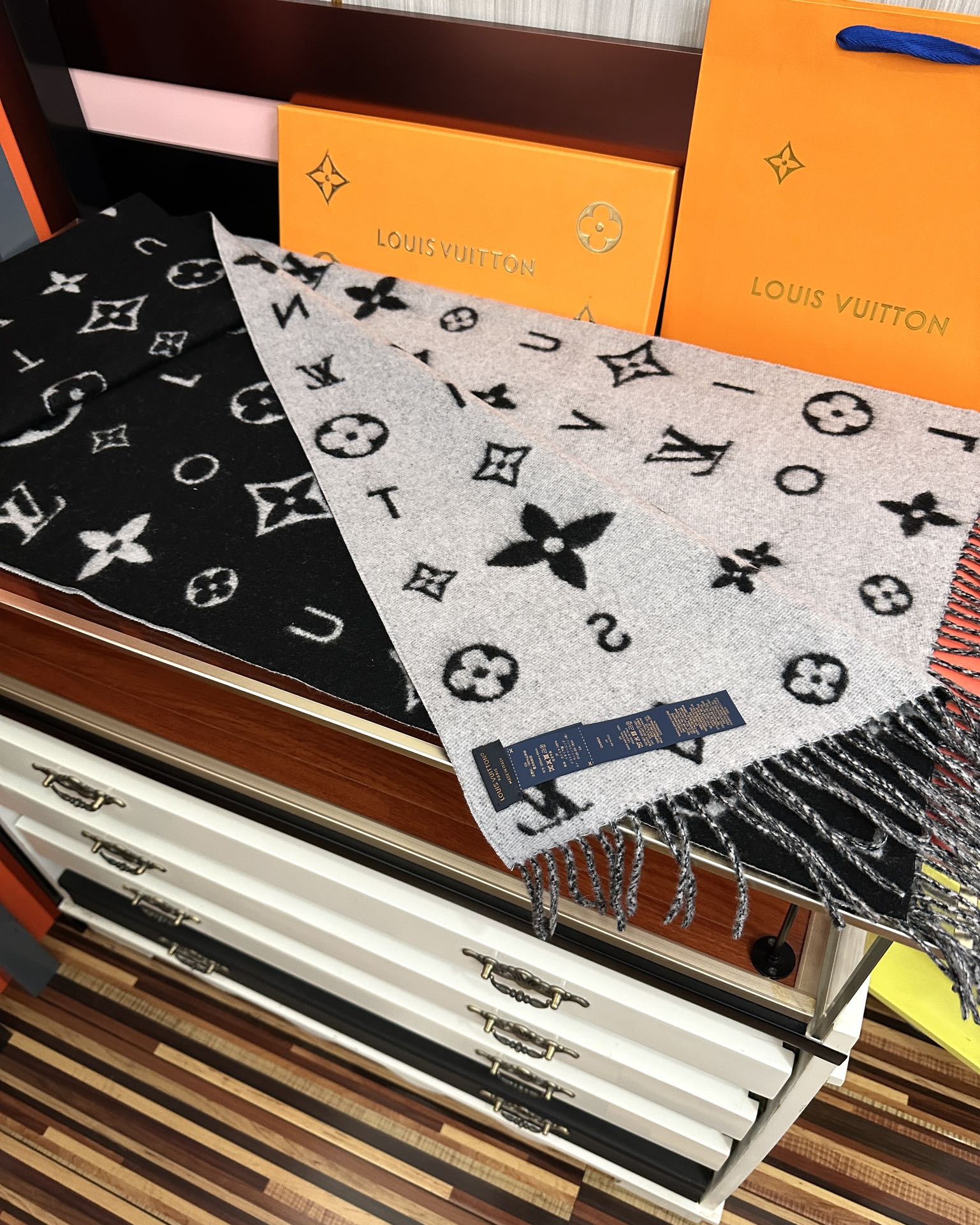 新款🔥 L V 今年 Monogram 花卉和 L v字母[礼物]其间点缀品牌名称的单一字母[得意]以摩