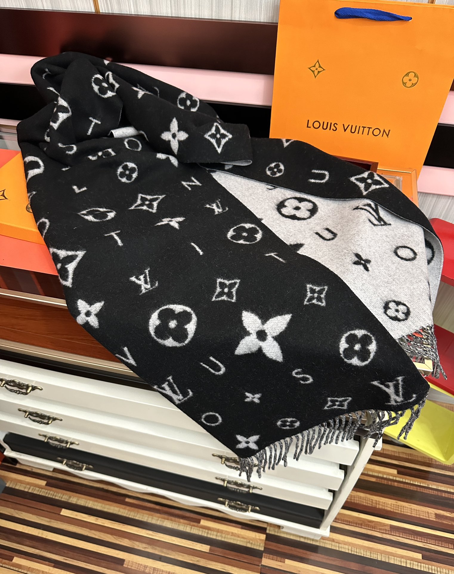 新款🔥 L V 今年 Monogram 花卉和 L v字母[礼物]其间点缀品牌名称的单一字母[得意]以摩