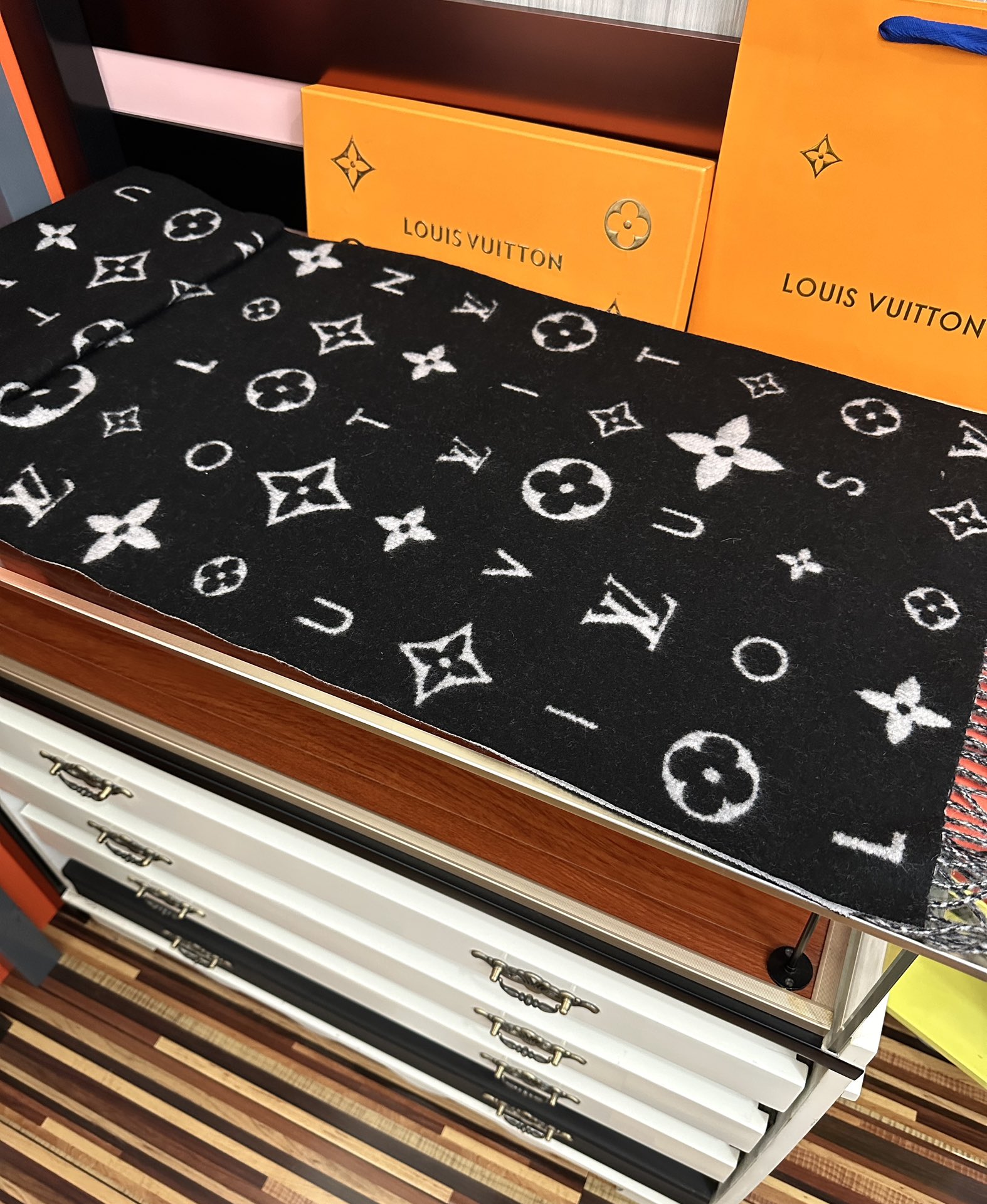 新款🔥 L V 今年 Monogram 花卉和 L v字母[礼物]其间点缀品牌名称的单一字母[得意]以摩