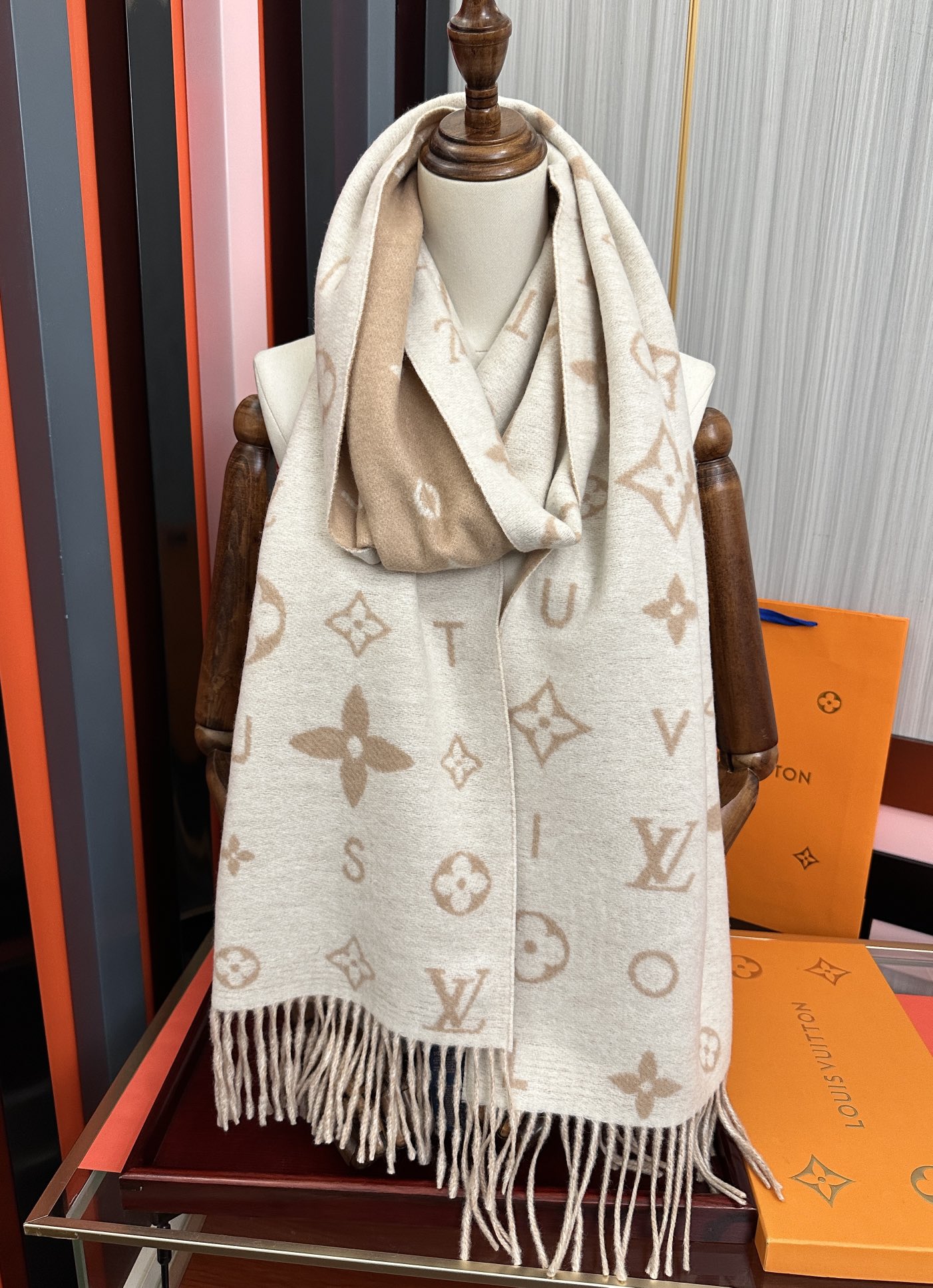 新款🔥 L V 今年 Monogram 花卉和 L v字母[礼物]其间点缀品牌名称的单一字母[得意]以摩