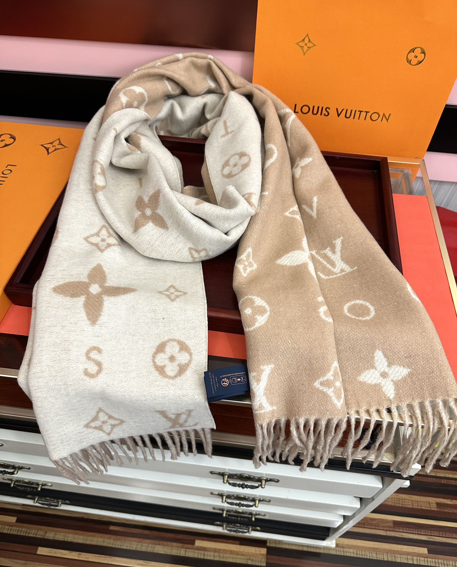 新款🔥 L V 今年 Monogram 花卉和 L v字母[礼物]其间点缀品牌名称的单一字母[得意]以摩