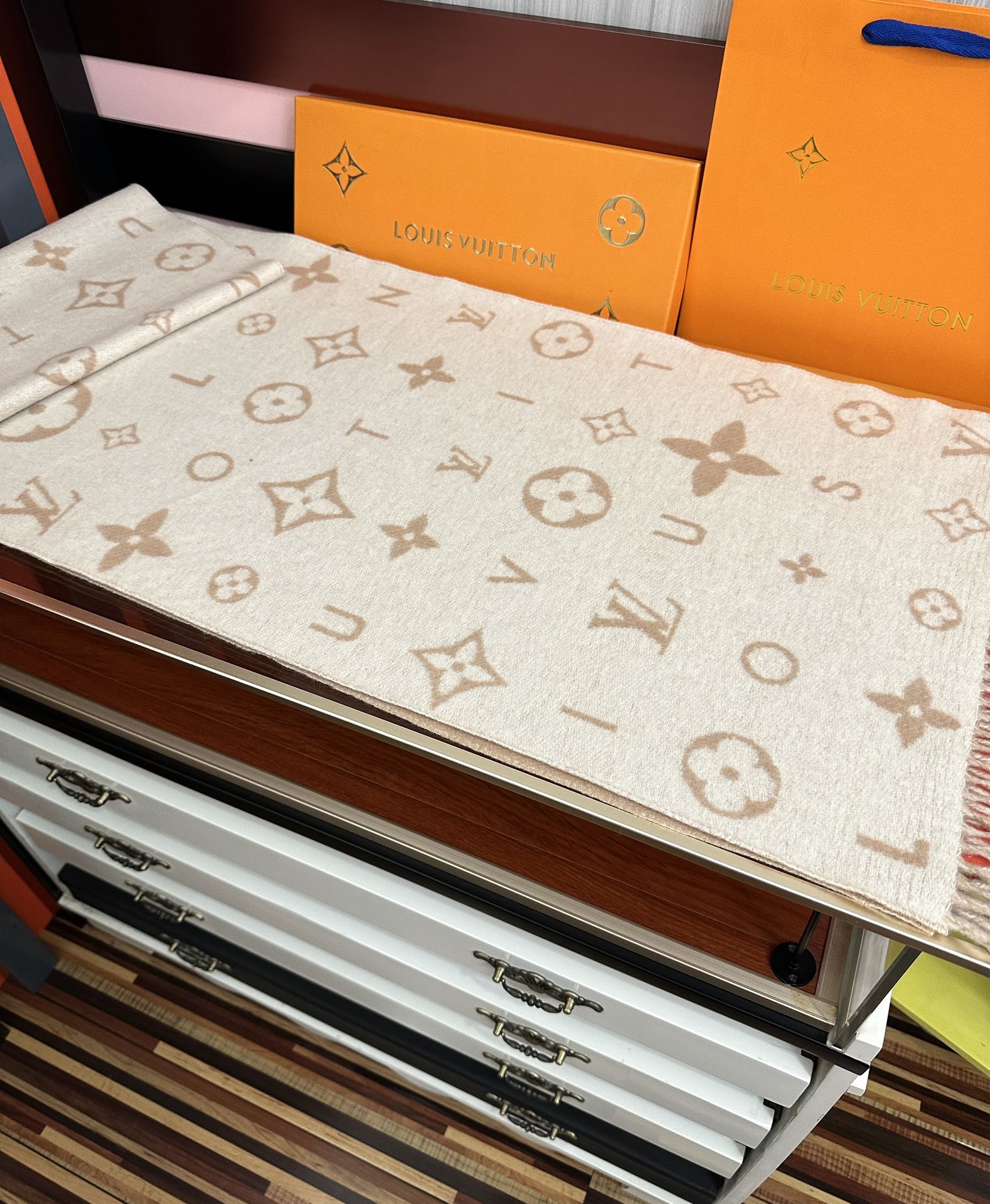 新款🔥 L V 今年 Monogram 花卉和 L v字母[礼物]其间点缀品牌名称的单一字母[得意]以摩