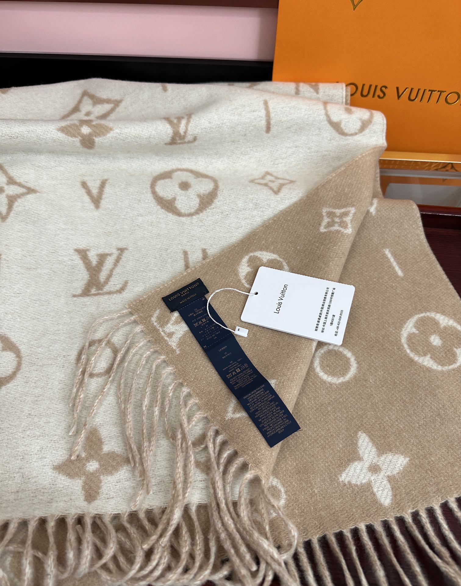 新款🔥 L V 今年 Monogram 花卉和 L v字母[礼物]其间点缀品牌名称的单一字母[得意]以摩