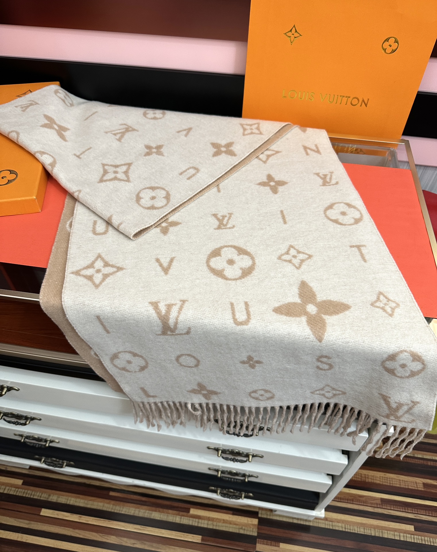 新款🔥 L V 今年 Monogram 花卉和 L v字母[礼物]其间点缀品牌名称的单一字母[得意]以摩