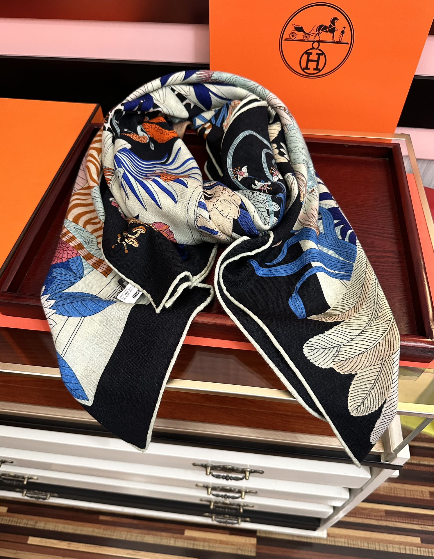 新款。爱马仕2025秋冬新款[爱心][太阳]我就不推荐了回头分享一下部分复刻款的老款信息资料供大家参考[