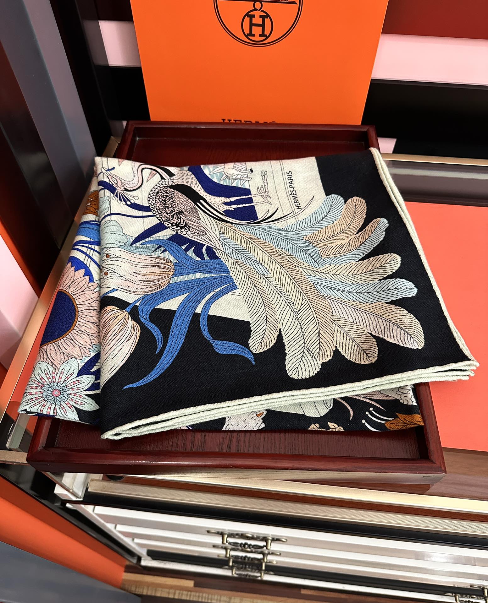 新款。爱马仕2025秋冬新款[爱心][太阳]我就不推荐了回头分享一下部分复刻款的老款信息资料供大家参考[