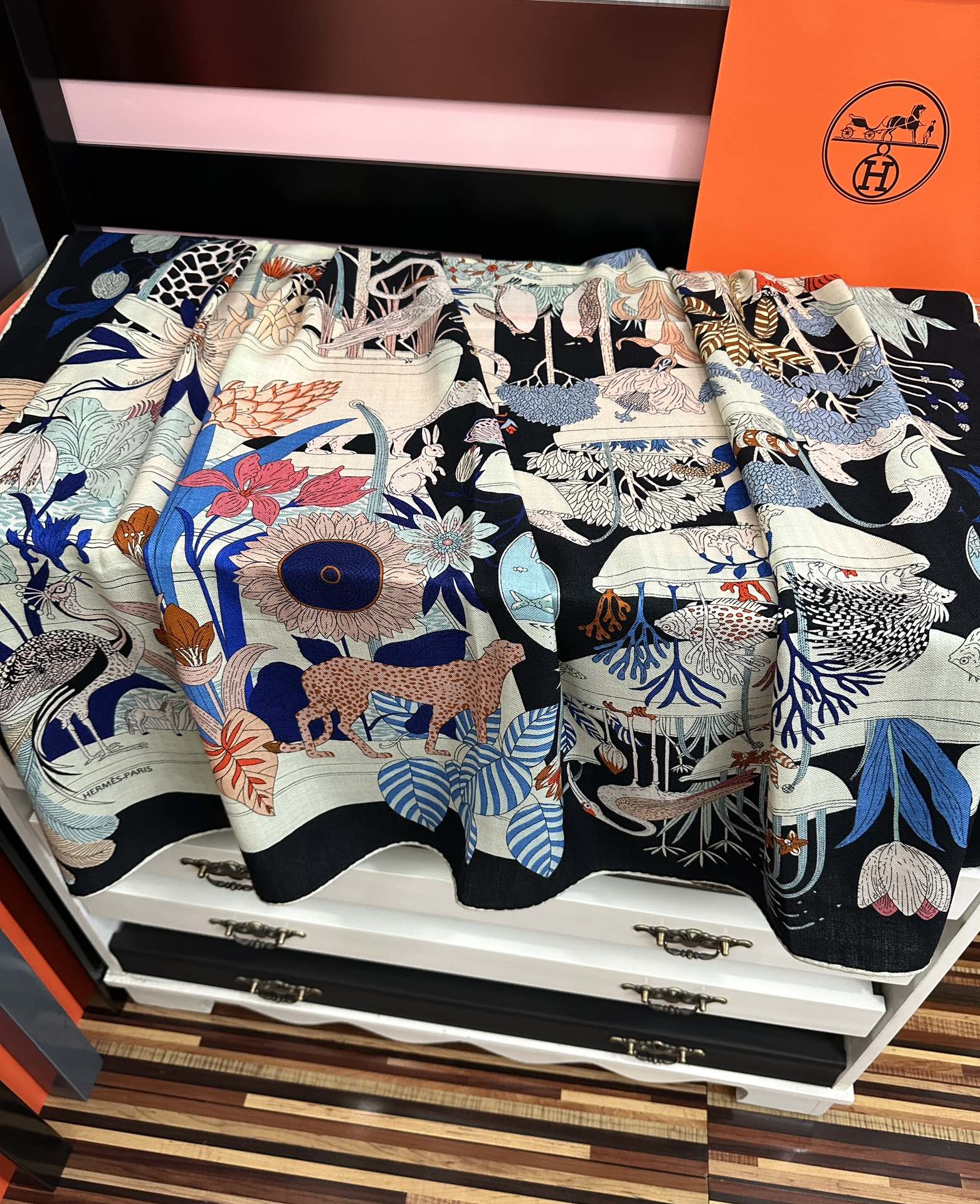 新款。爱马仕2025秋冬新款[爱心][太阳]我就不推荐了回头分享一下部分复刻款的老款信息资料供大家参考[