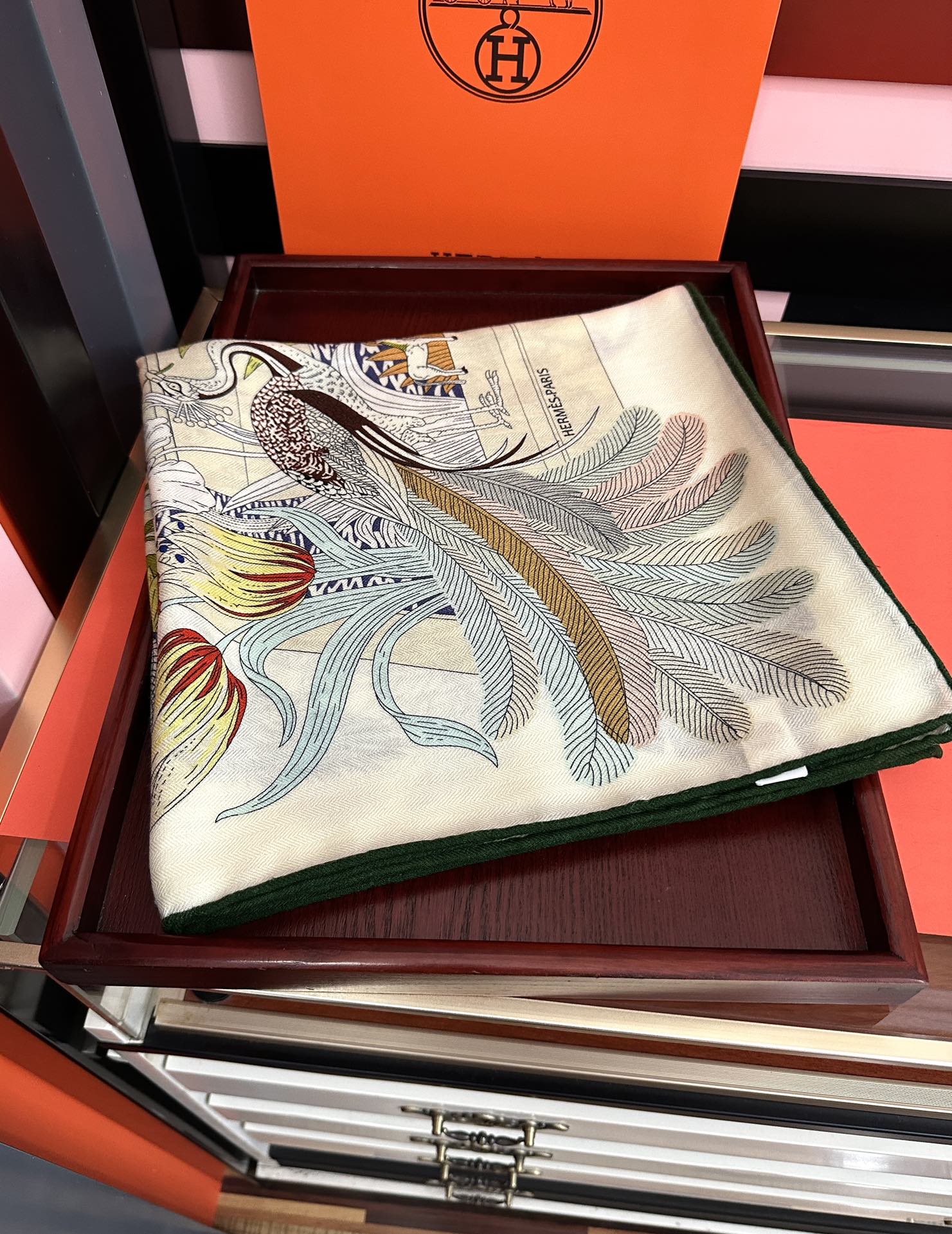 新款。爱马仕2025秋冬新款[爱心][太阳]我就不推荐了回头分享一下部分复刻款的老款信息资料供大家参考[