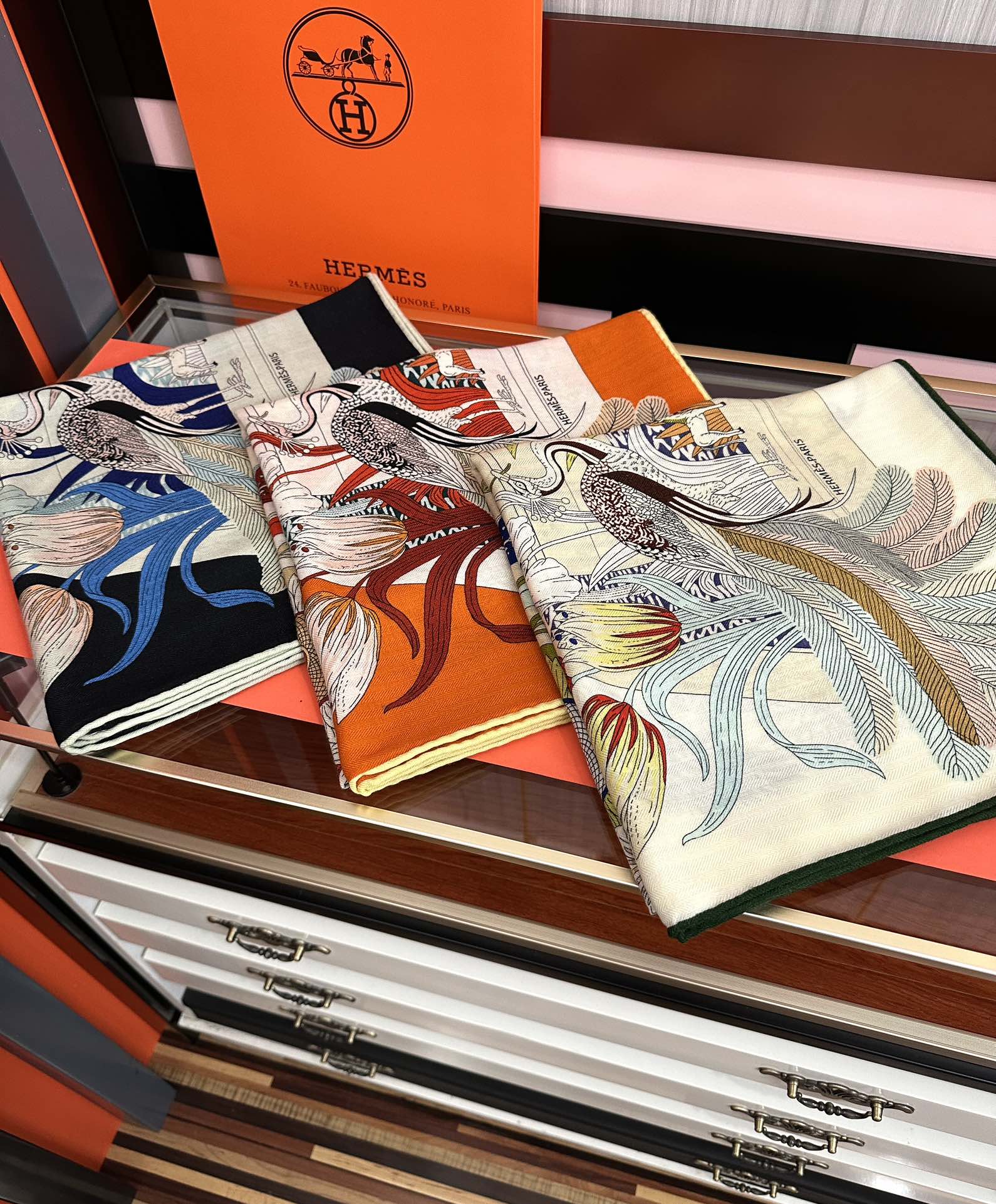 新款。爱马仕2025秋冬新款[爱心][太阳]我就不推荐了回头分享一下部分复刻款的老款信息资料供大家参考[