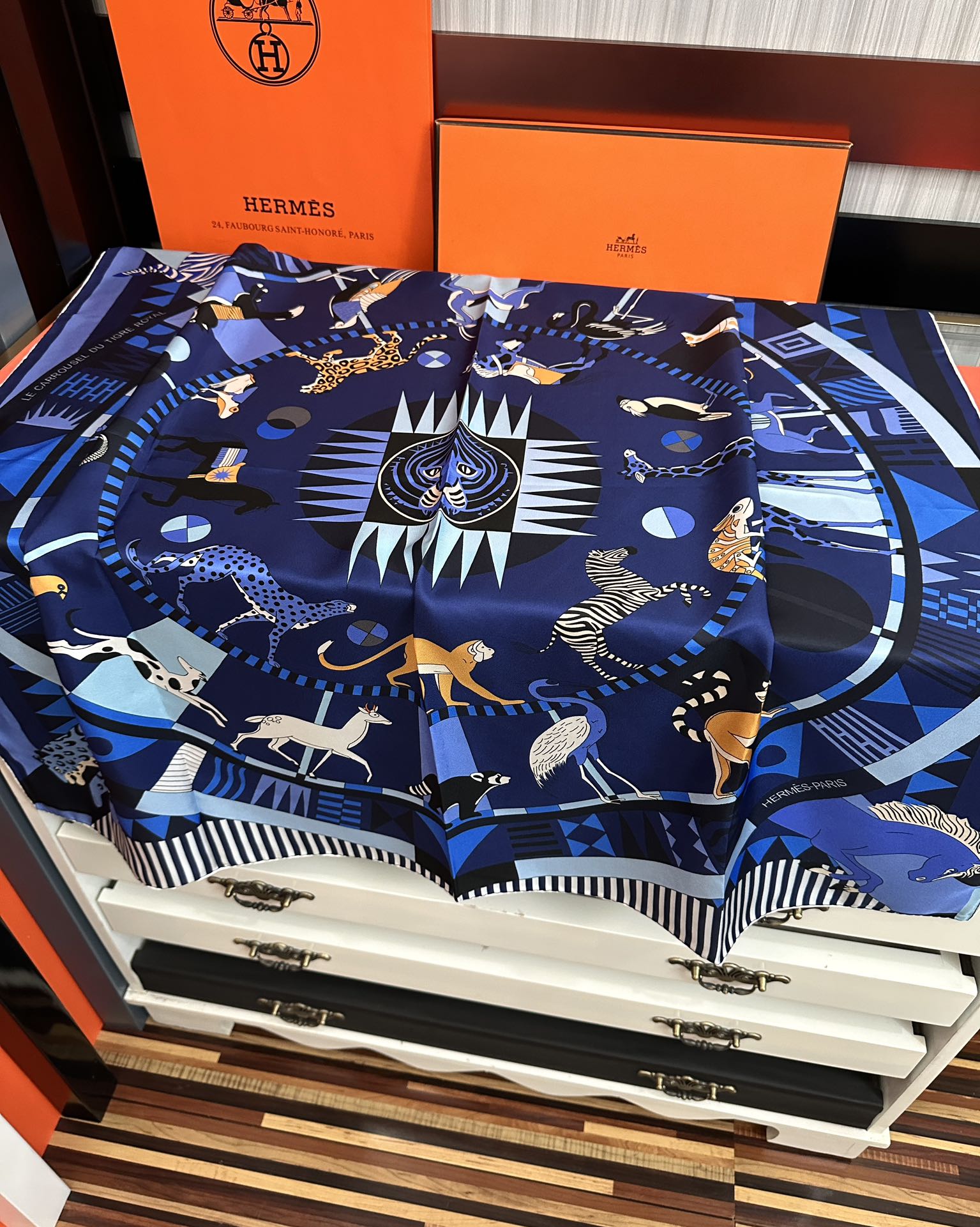 🔥 高品质Hermes 王者之虎👍的旋转木马90CM 丝巾[玫瑰]在复古风格的马戏帐篷下[嘴唇]一场趣味