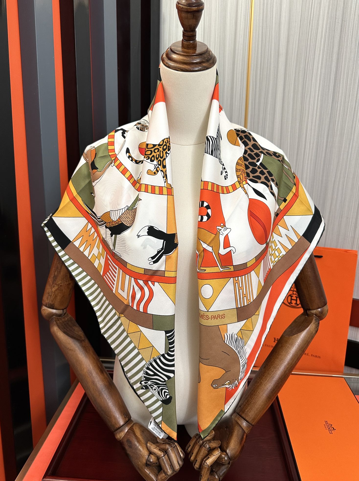 🔥 高品质Hermes 王者之虎👍的旋转木马90CM 丝巾[玫瑰]在复古风格的马戏帐篷下[嘴唇]一场趣味