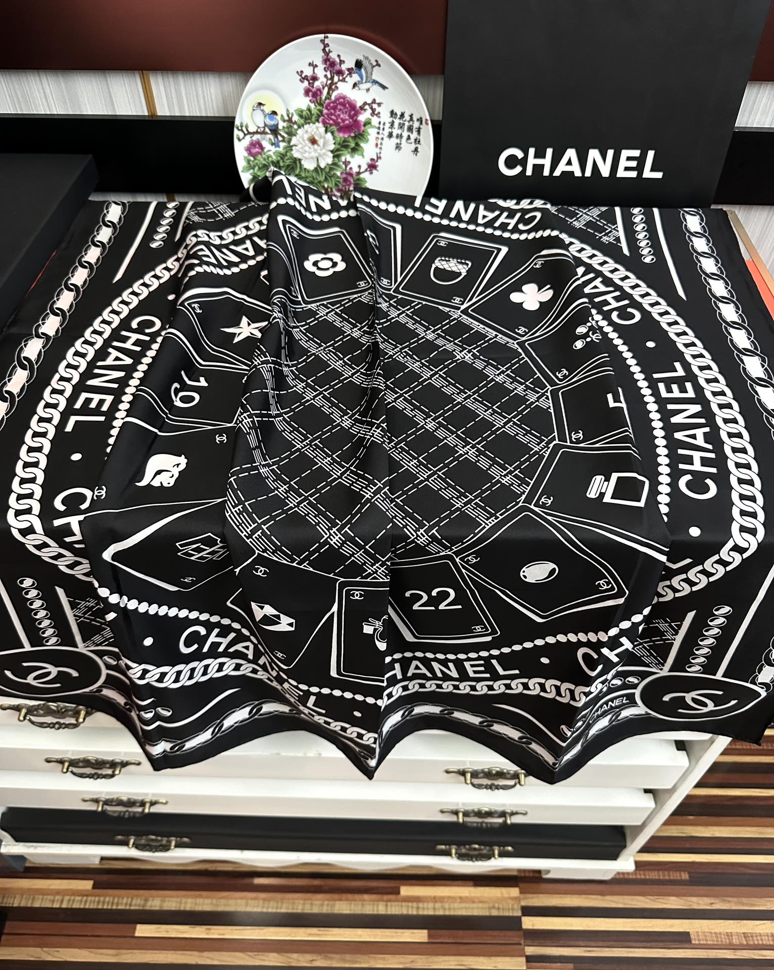 🔥高品质 香奈儿 【香水扑克牌系列】👍香奶奶永远都是比较经典[發]一条印有瓶子交织图案巧妙搭配[得意]简