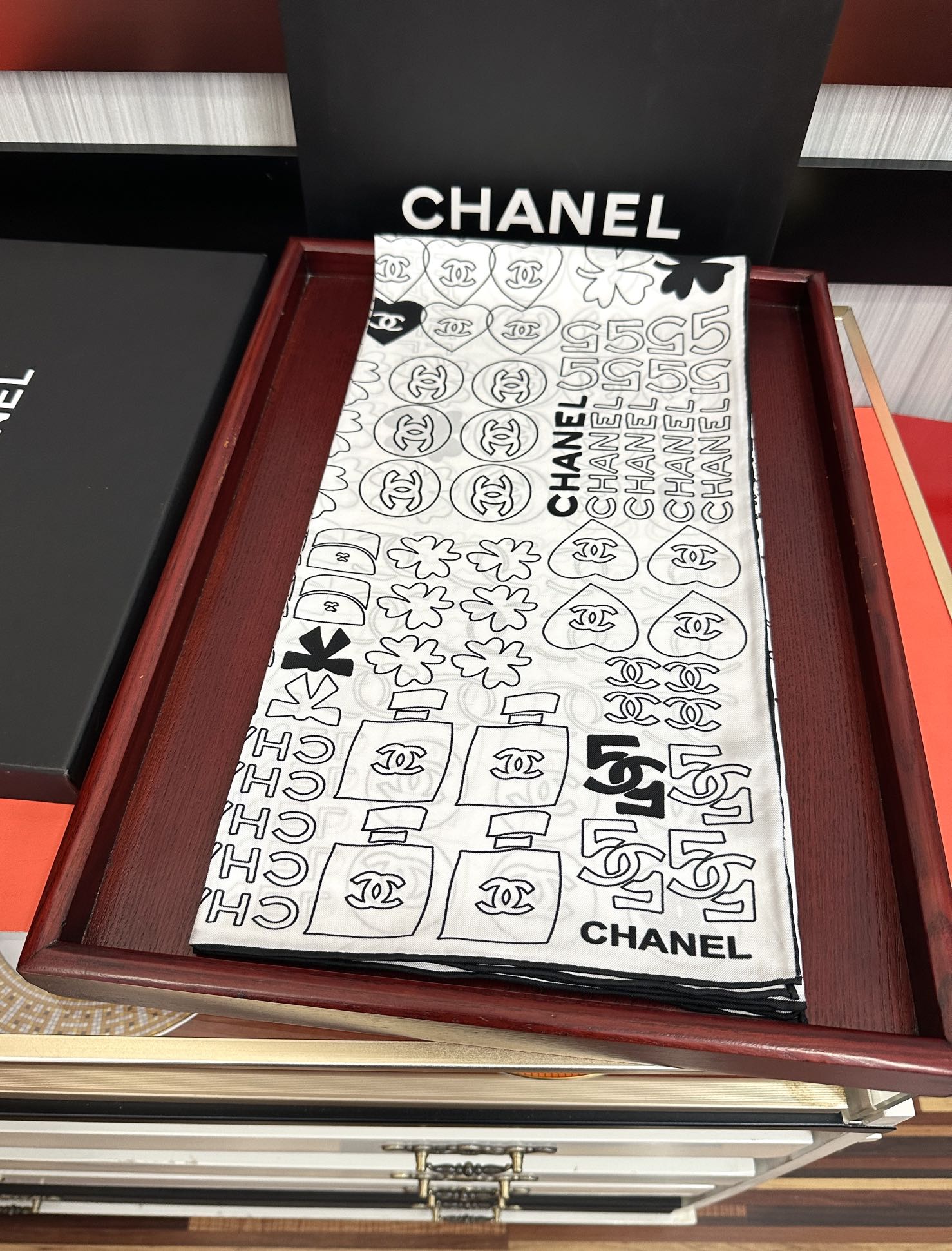 🔥高版本 香奈儿 【5号香水瓶】👍香奶奶永远都是比较经典[發]一条印有5号香水瓶跟四叶草交织图案巧妙搭配