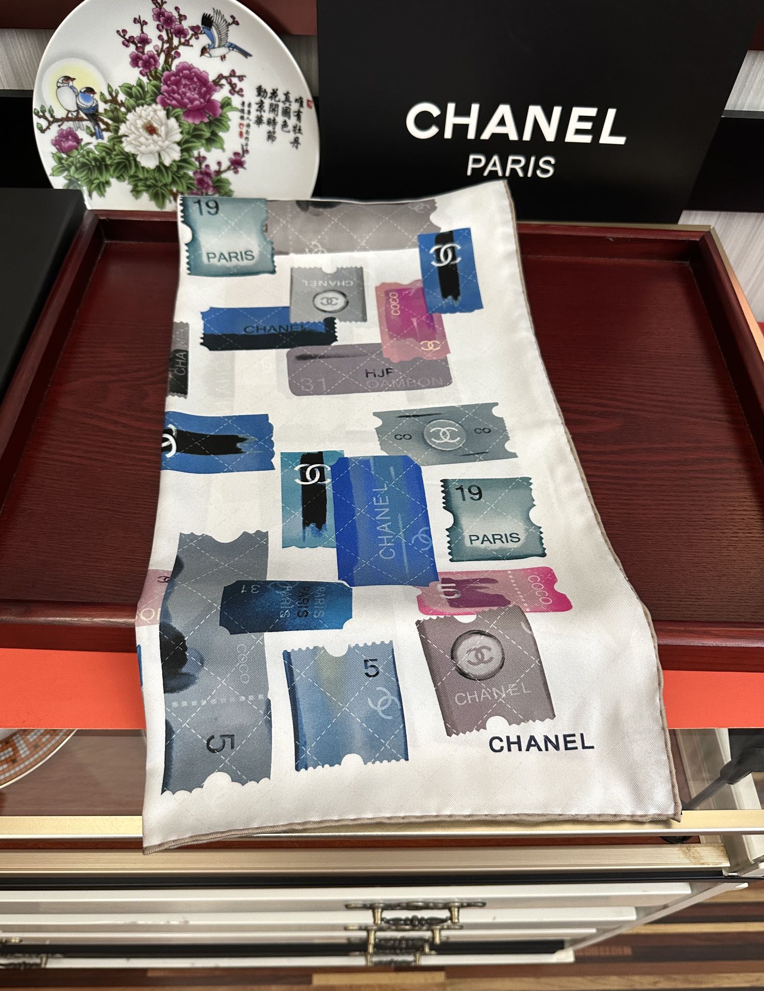 高版本🔥香奈儿24k邮票方巾 官网同步 这一款方巾以邮票元素为主[得意]除此之外还有成衣、小丝巾的设计颜