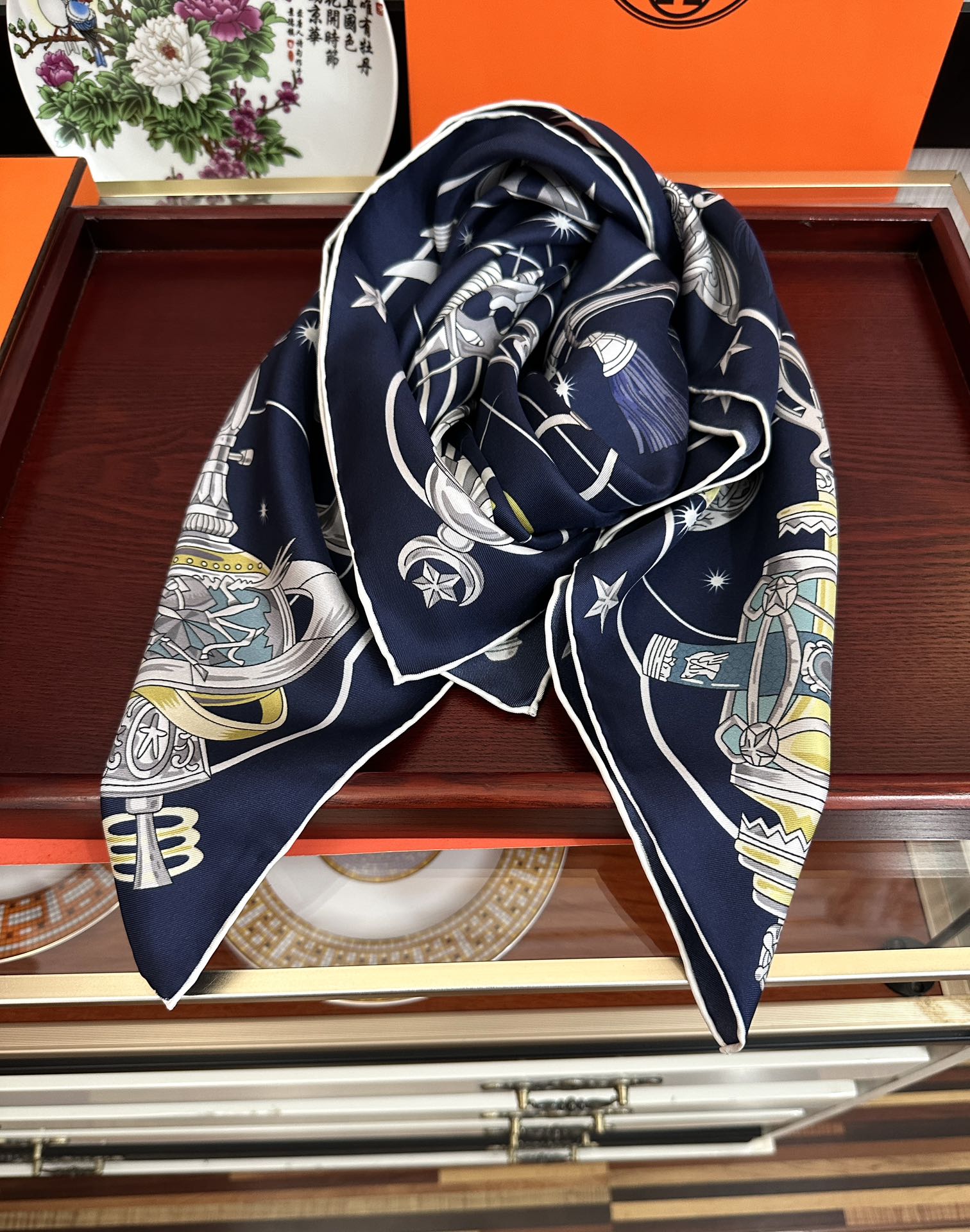 高版本🔥爱马仕【星辰合唱曲】90典藏方巾通过别致的经典色彩向原创设计致敬[太阳]作品未经重新诠释或设计[