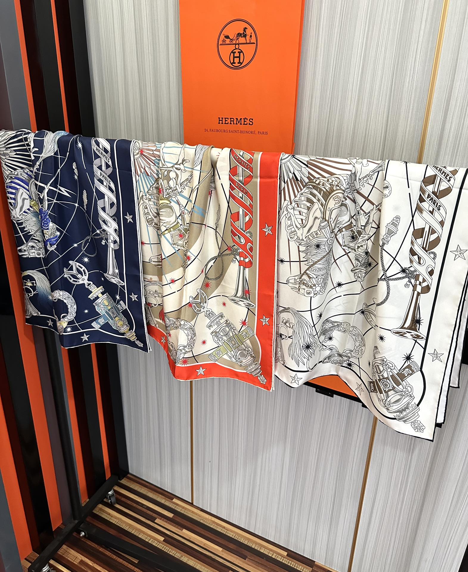 高版本🔥爱马仕【星辰合唱曲】90典藏方巾通过别致的经典色彩向原创设计致敬[太阳]作品未经重新诠释或设计[