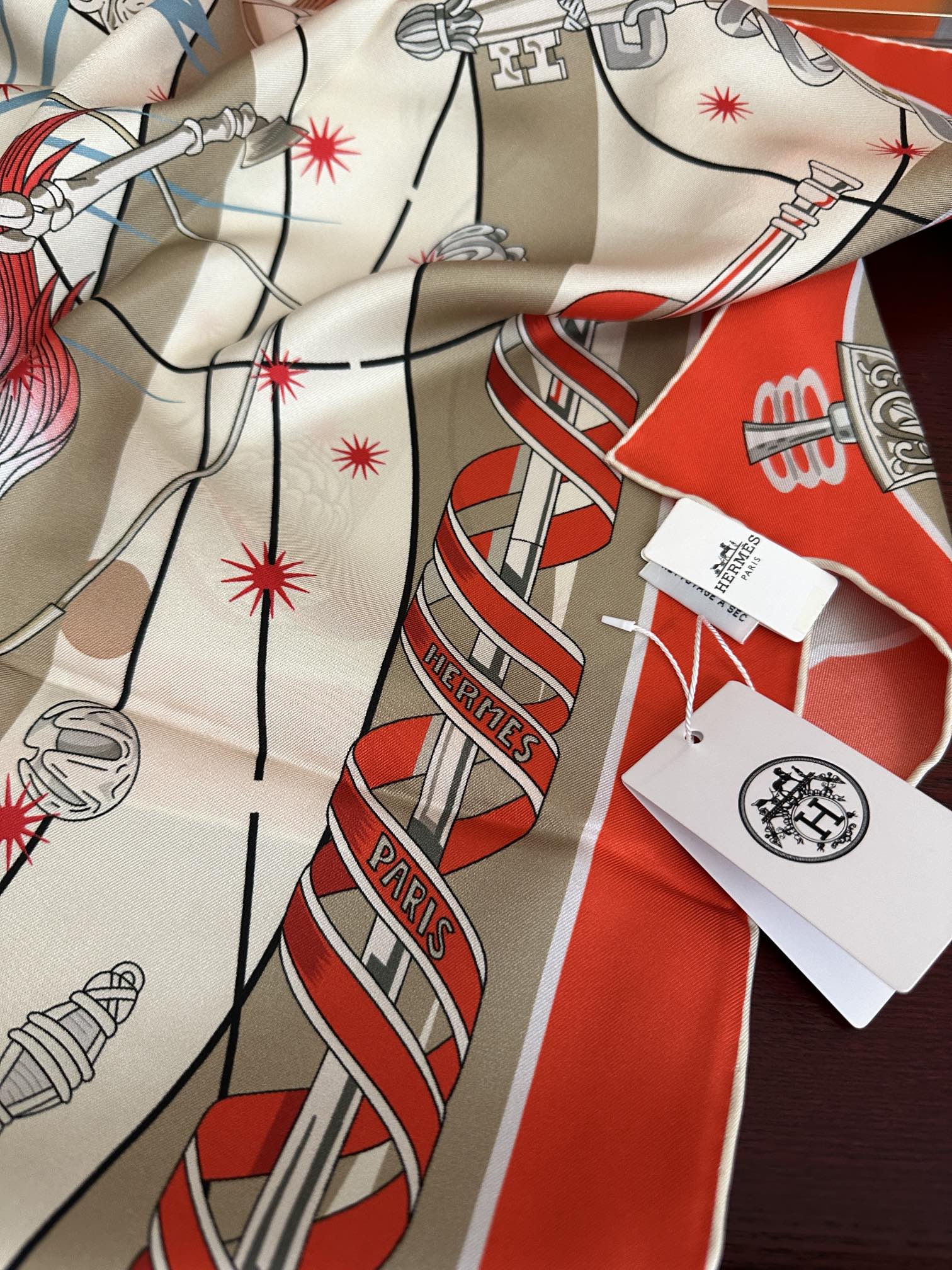 高版本🔥爱马仕【星辰合唱曲】90典藏方巾通过别致的经典色彩向原创设计致敬[太阳]作品未经重新诠释或设计[