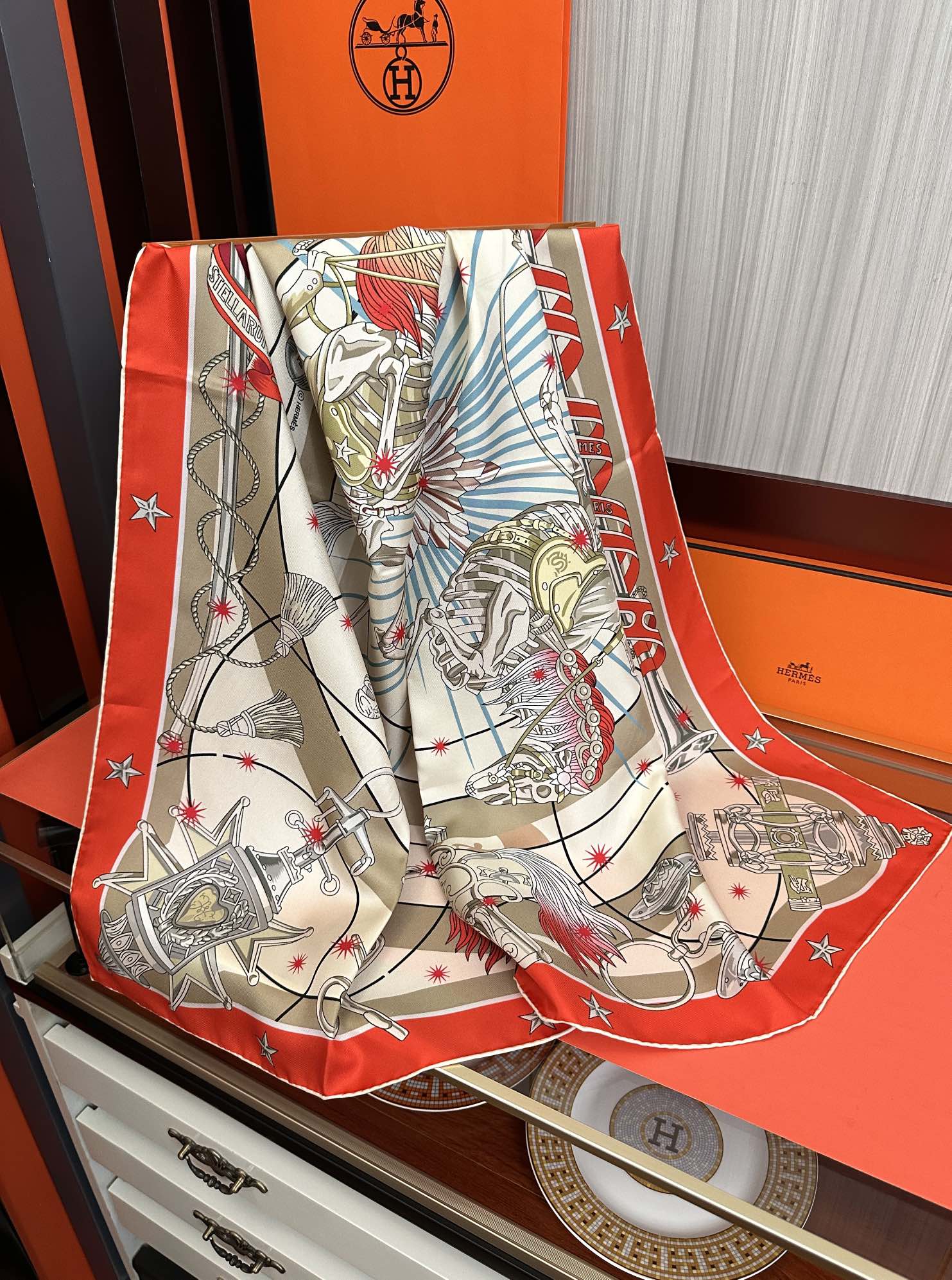 高版本🔥爱马仕【星辰合唱曲】90典藏方巾通过别致的经典色彩向原创设计致敬[太阳]作品未经重新诠释或设计[