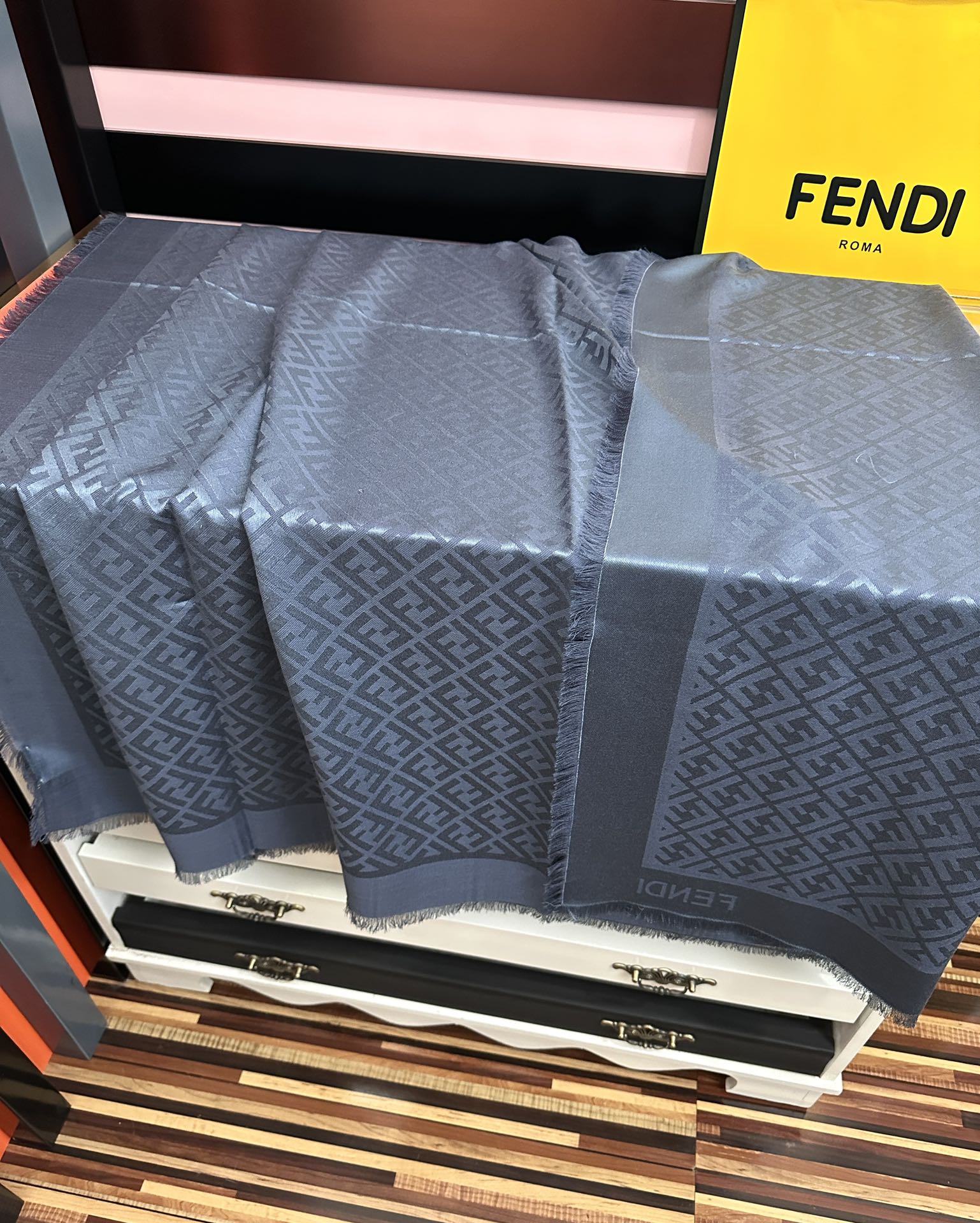 🔥新款 芬迪 ZG同步2025最新款 重磅推荐F字母标志，太美了[得意]，永不过时，好货不怕晚，经典款F