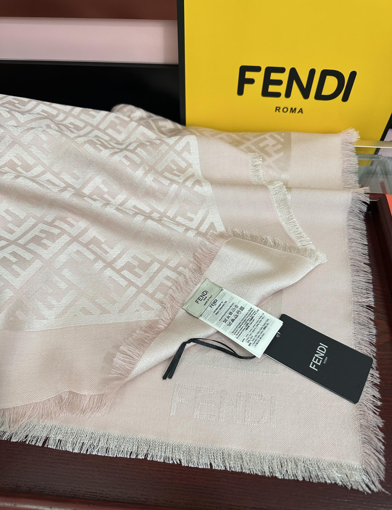 🔥新款 芬迪 ZG同步2025最新款 重磅推荐F字母标志，太美了[得意]，永不过时，好货不怕晚，经典款F