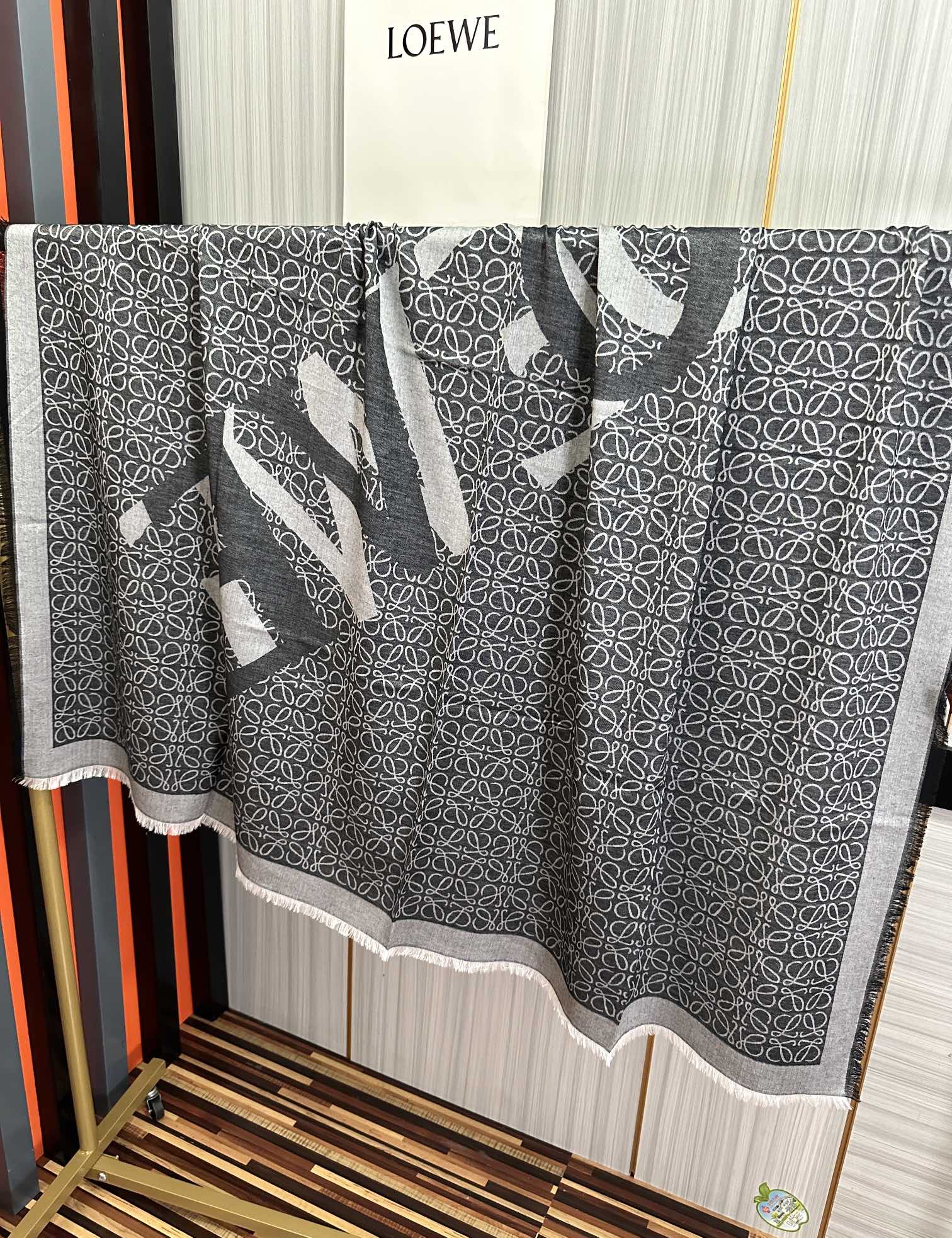 上新🔥罗意威【经典logo标志方巾】[太阳]很幸运拿到這个东西[爱心]真的不多见[强]很少在国內做订单[