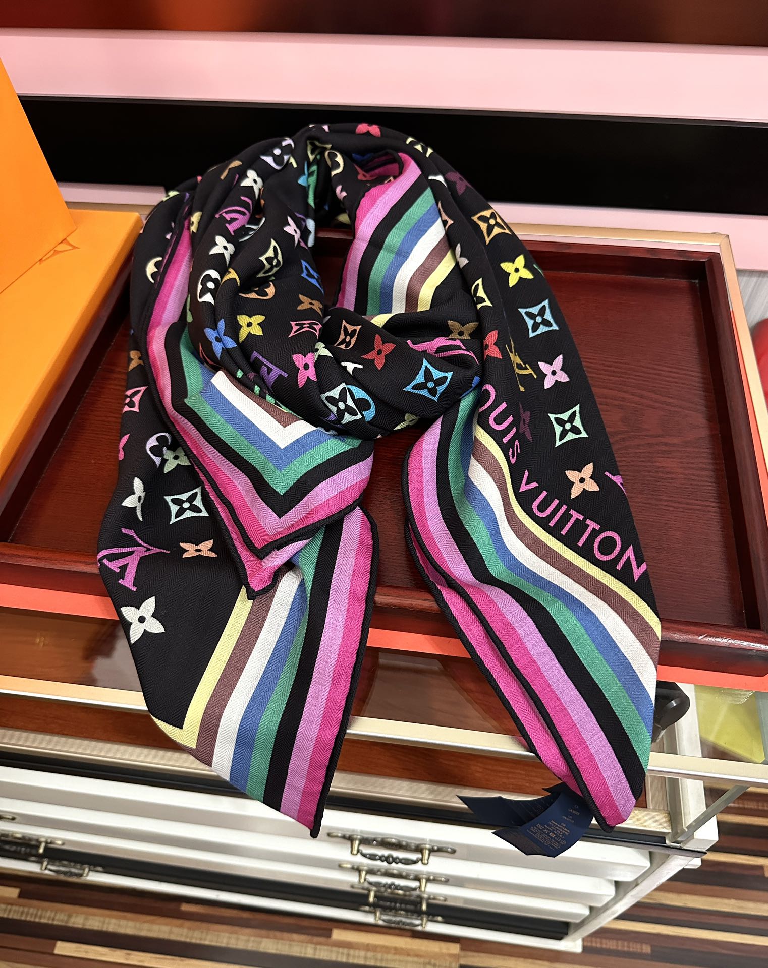 上新【双面同色】L v 高品质 👍ZG同步 本款方巾全新加入 致意路易的旅行传承[得意]丝印工艺刻画丰富