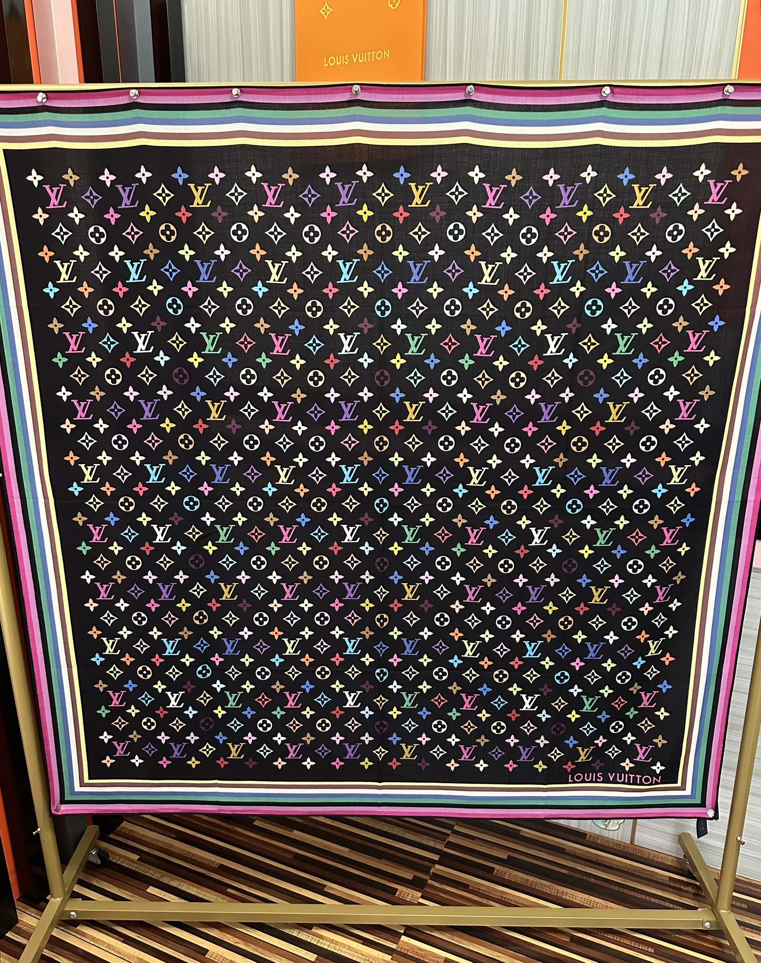 上新【双面同色】L v 高品质 👍ZG同步 本款方巾全新加入 致意路易的旅行传承[得意]丝印工艺刻画丰富