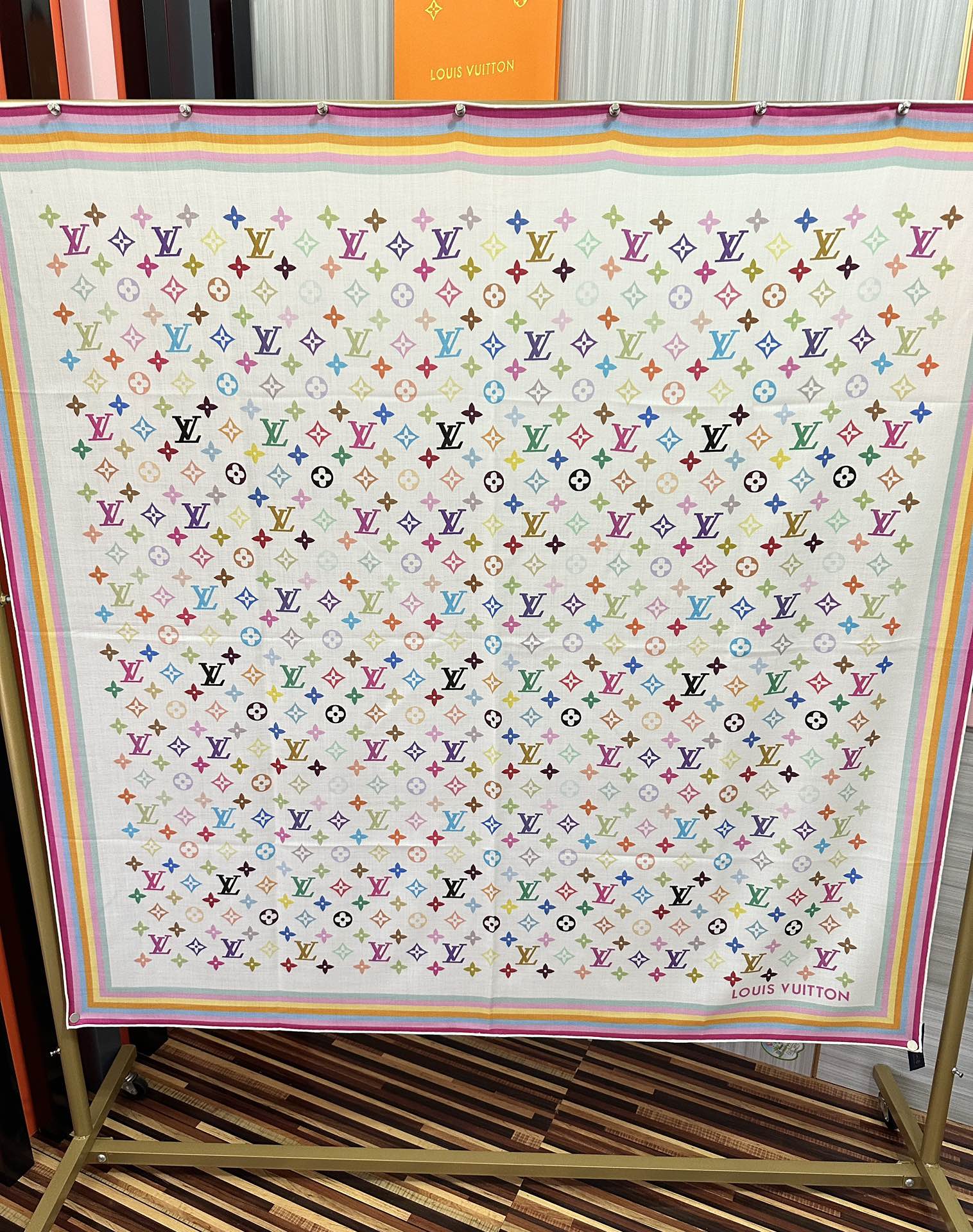 上新【双面同色】L v 高品质 👍ZG同步 本款方巾全新加入 致意路易的旅行传承[得意]丝印工艺刻画丰富