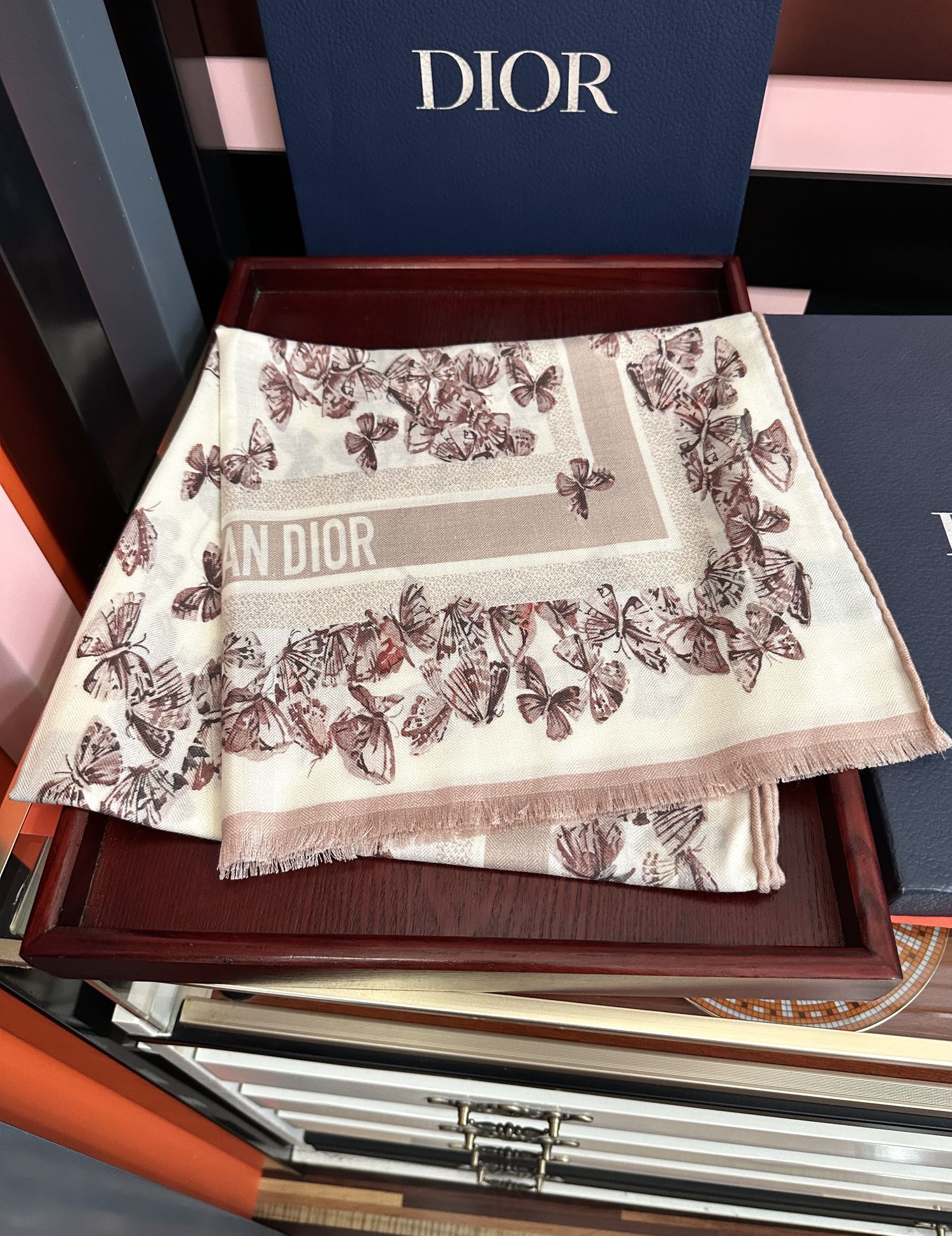 上新 迪奥🔥双面同色【蝴蝶🦋花朵系列】太美了[吃瓜]下手一定要快[嘴唇]四季都可以用[勾引]真心美的让人