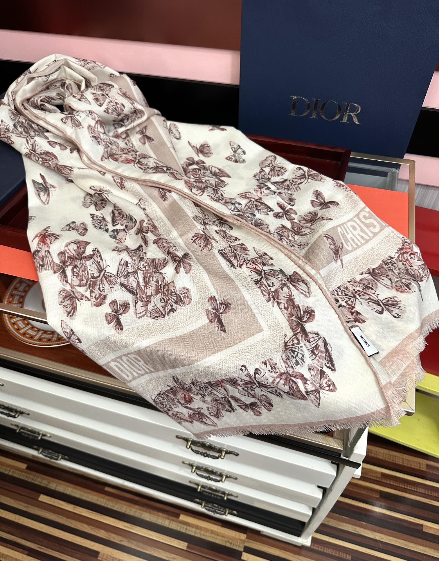 上新 迪奥🔥双面同色【蝴蝶🦋花朵系列】太美了[吃瓜]下手一定要快[嘴唇]四季都可以用[勾引]真心美的让人