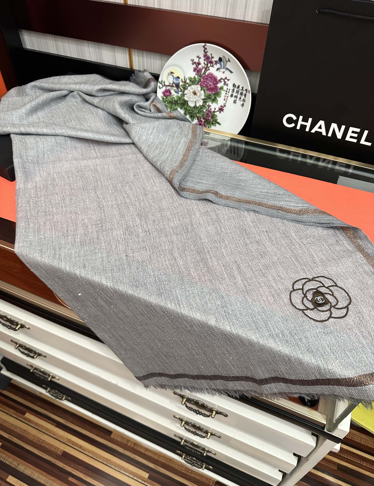 🔥香奈 儿👍2025重磅推荐🎀太美了👓，人人都喜欢💕时潮人都有好几条小香围巾放在衣橱，🧣换条围巾就足够让