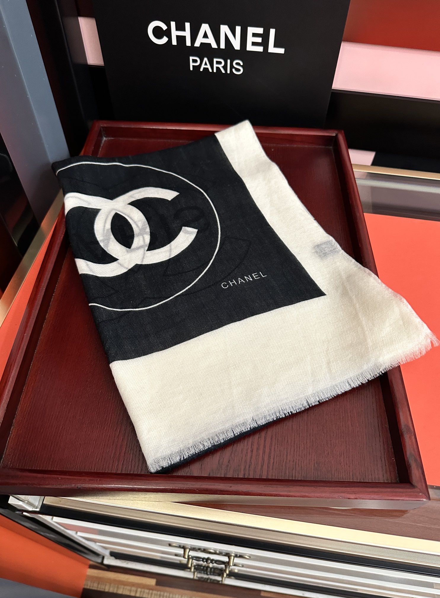 🔥重磅推荐 小香2025 最新款 香奶奶【双c标志】必备款 顶级设计太美了，真心赞👍😘💍实物真心美 🎀披