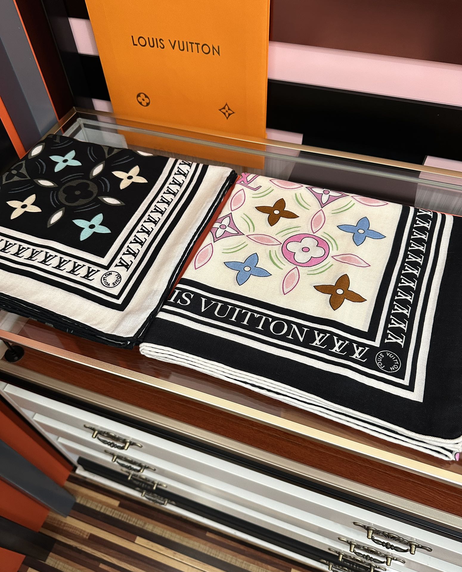 新款❤️LV 【双面同色】ZG同步经典优雅[礼物]~气质到骨子里[色]新一季的面料超高级，真心超级柔软，