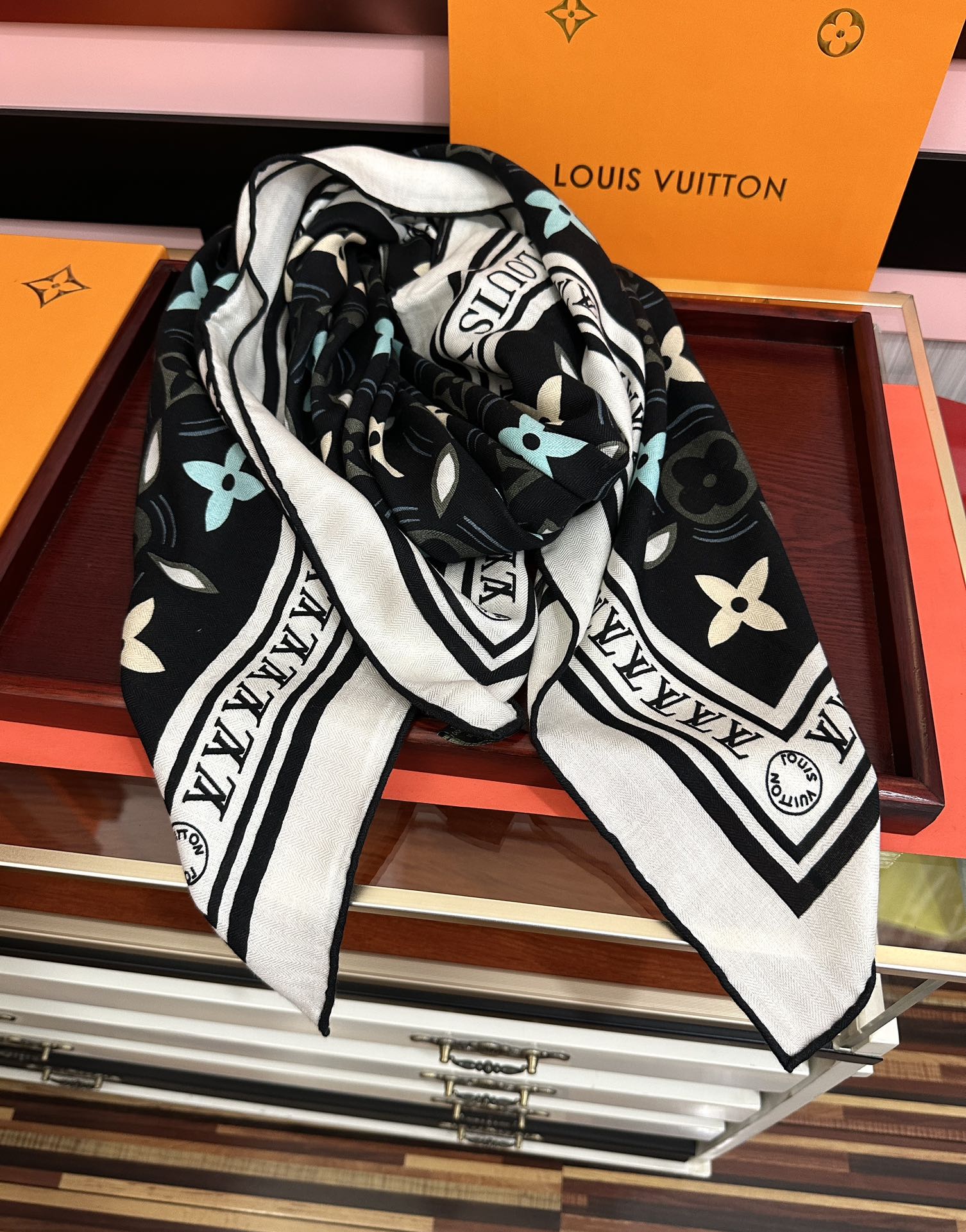 新款❤️LV 【双面同色】ZG同步经典优雅[礼物]~气质到骨子里[色]新一季的面料超高级，真心超级柔软，