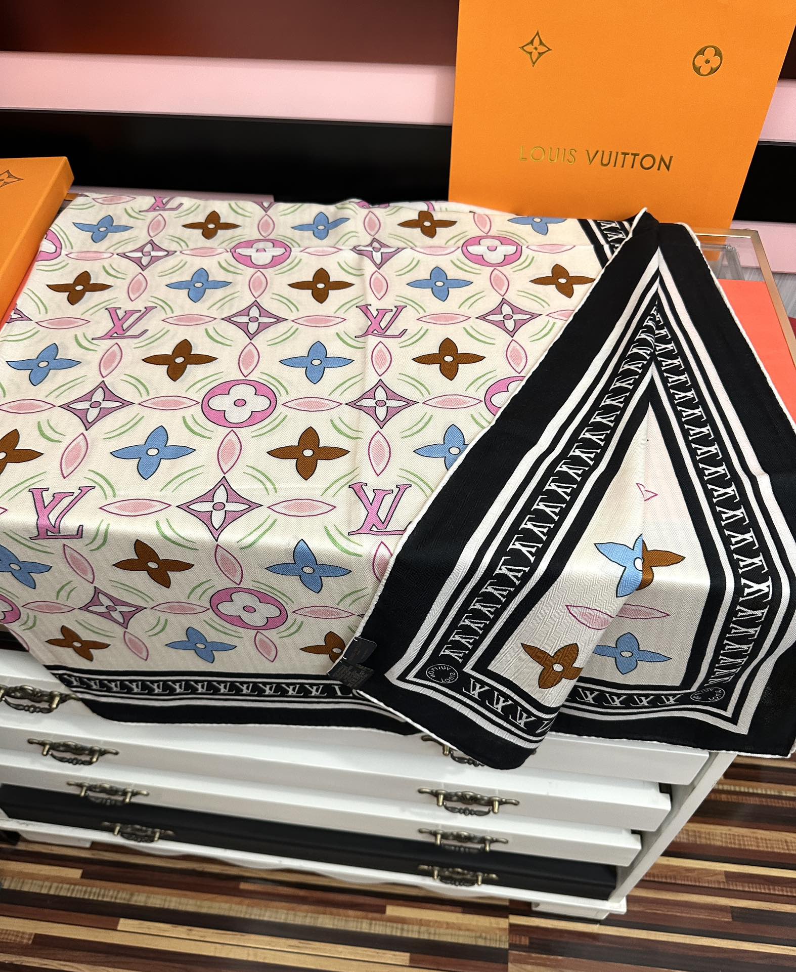 新款❤️LV 【双面同色】ZG同步经典优雅[礼物]~气质到骨子里[色]新一季的面料超高级，真心超级柔软，