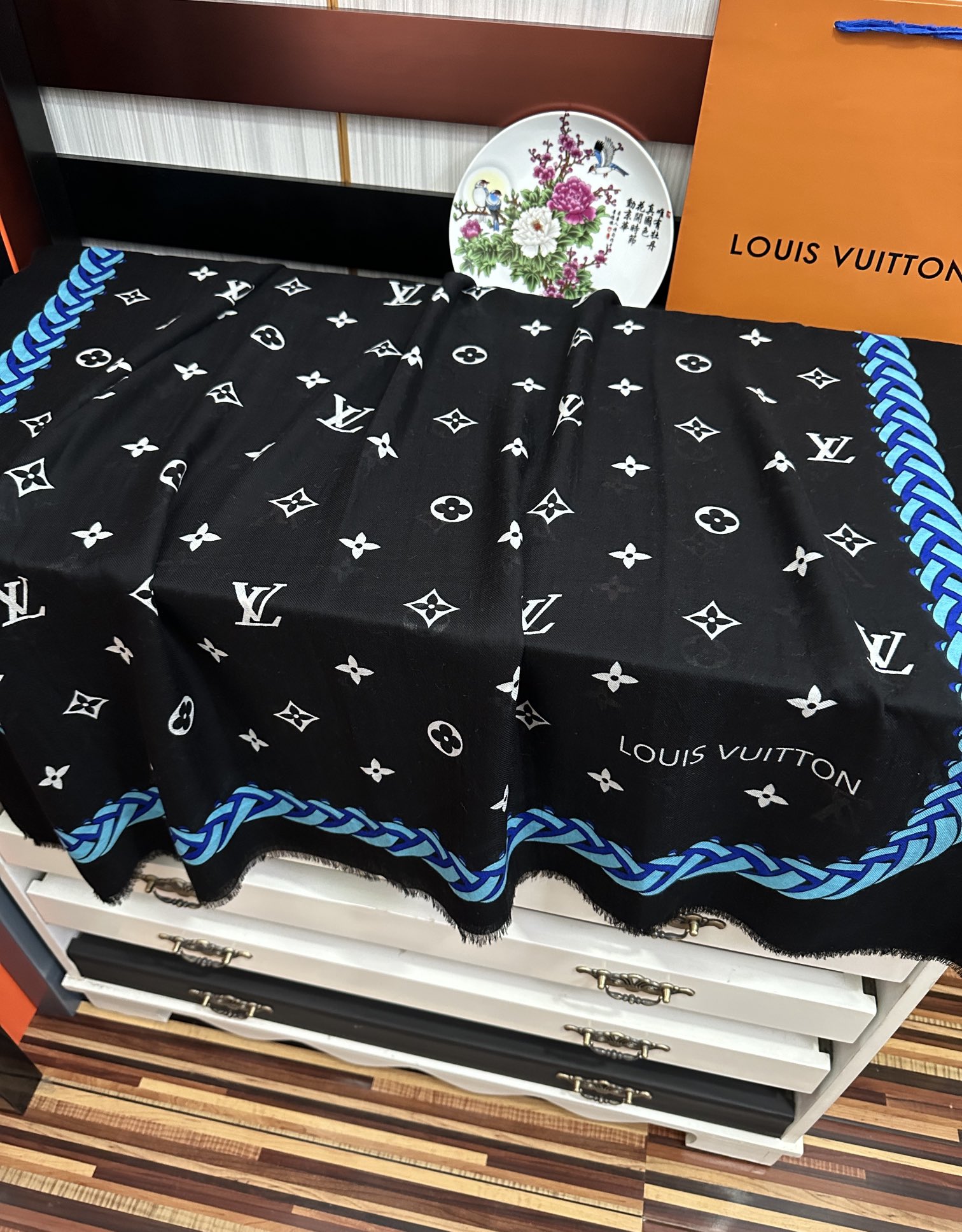 🔥 L v家 2025最新款‼️真心赞👍【戒指绒长巾】😘💍实物真心美 🎀披肩配以印花💓💃🏻无论设计喷绘都