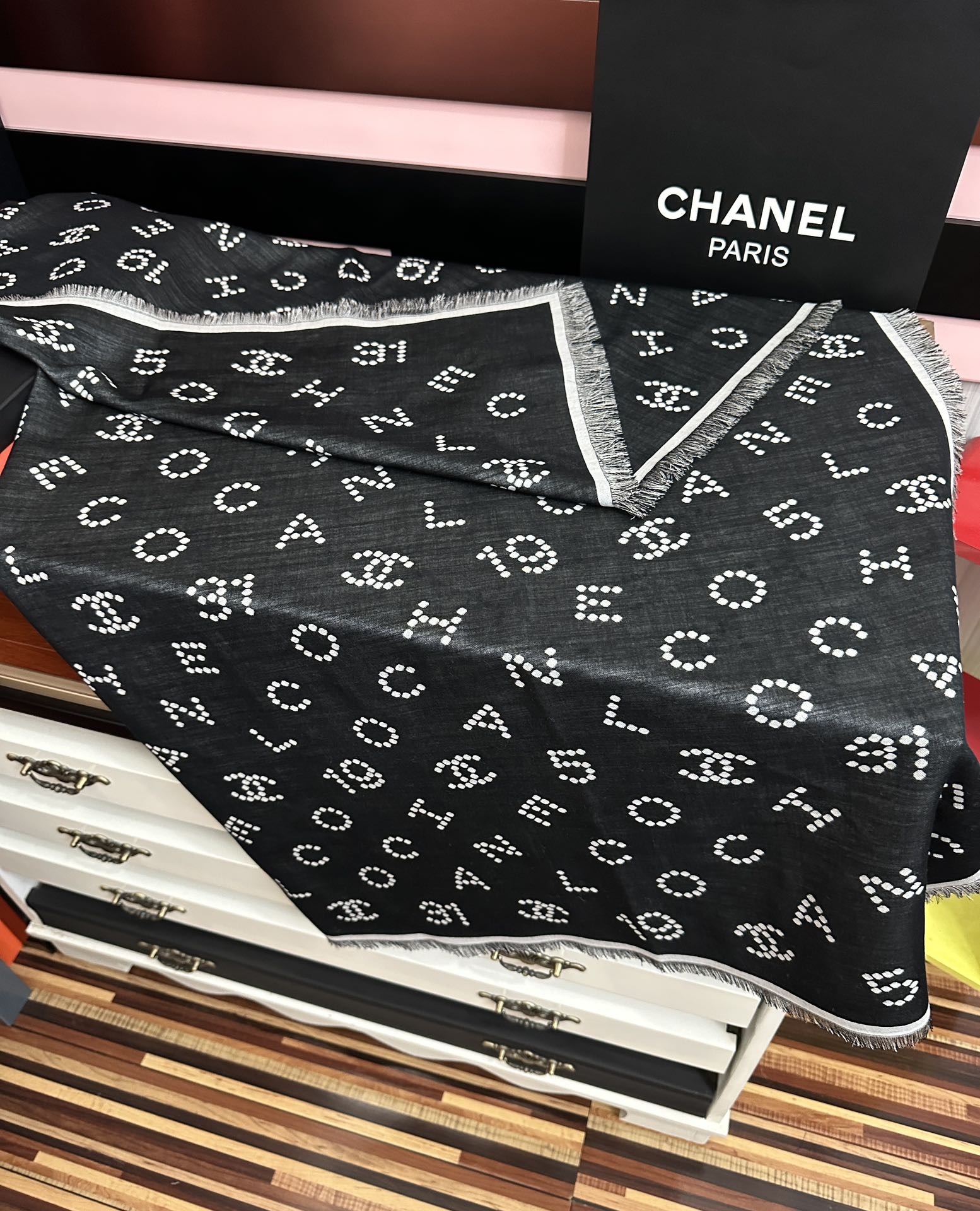 高版本 顶级品质 香奈儿❤️珍珠logo经典茶花优雅Coco风[礼物]Chanel最新丝绒大方巾~气质到