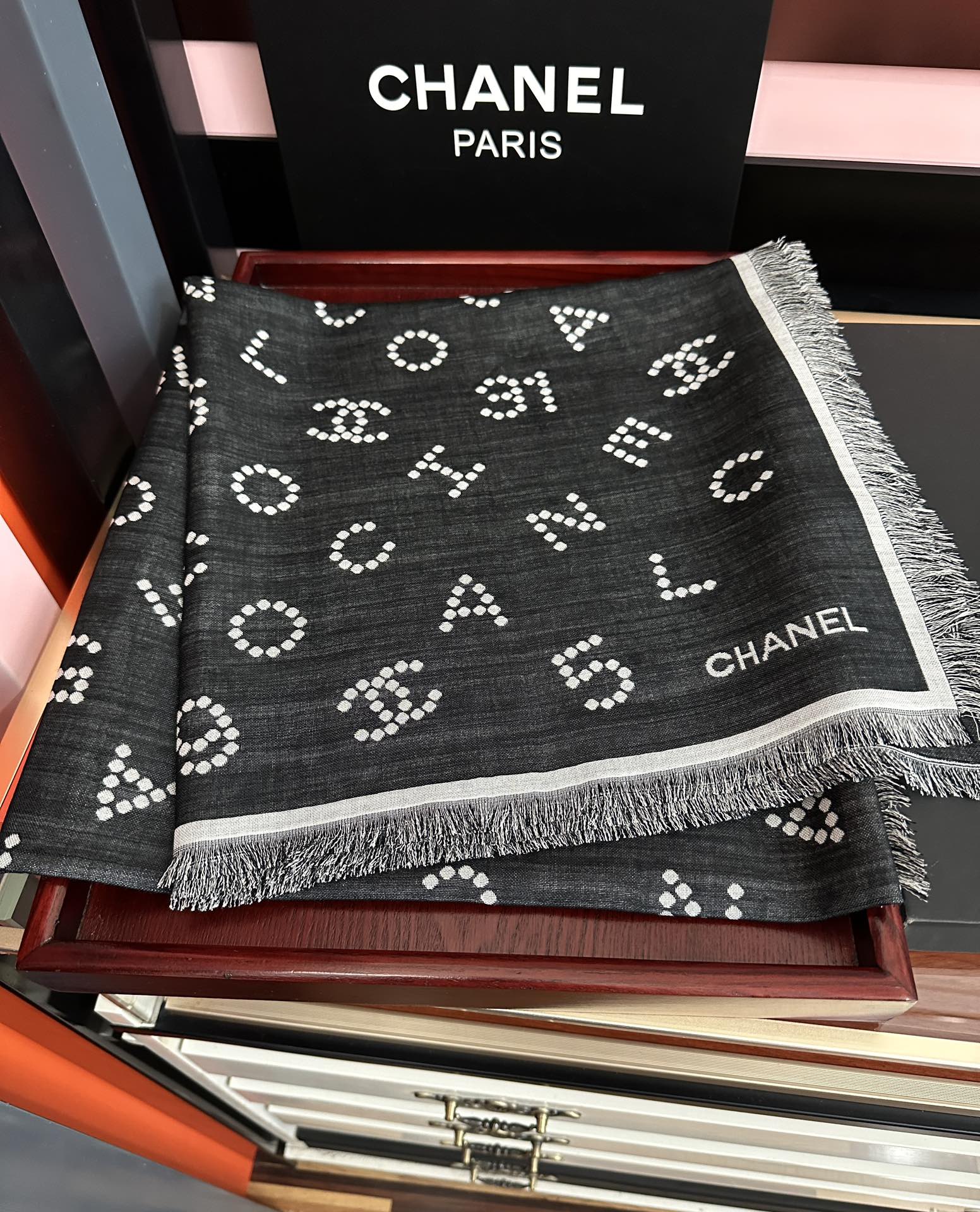 高版本 顶级品质 香奈儿❤️珍珠logo经典茶花优雅Coco风[礼物]Chanel最新丝绒大方巾~气质到