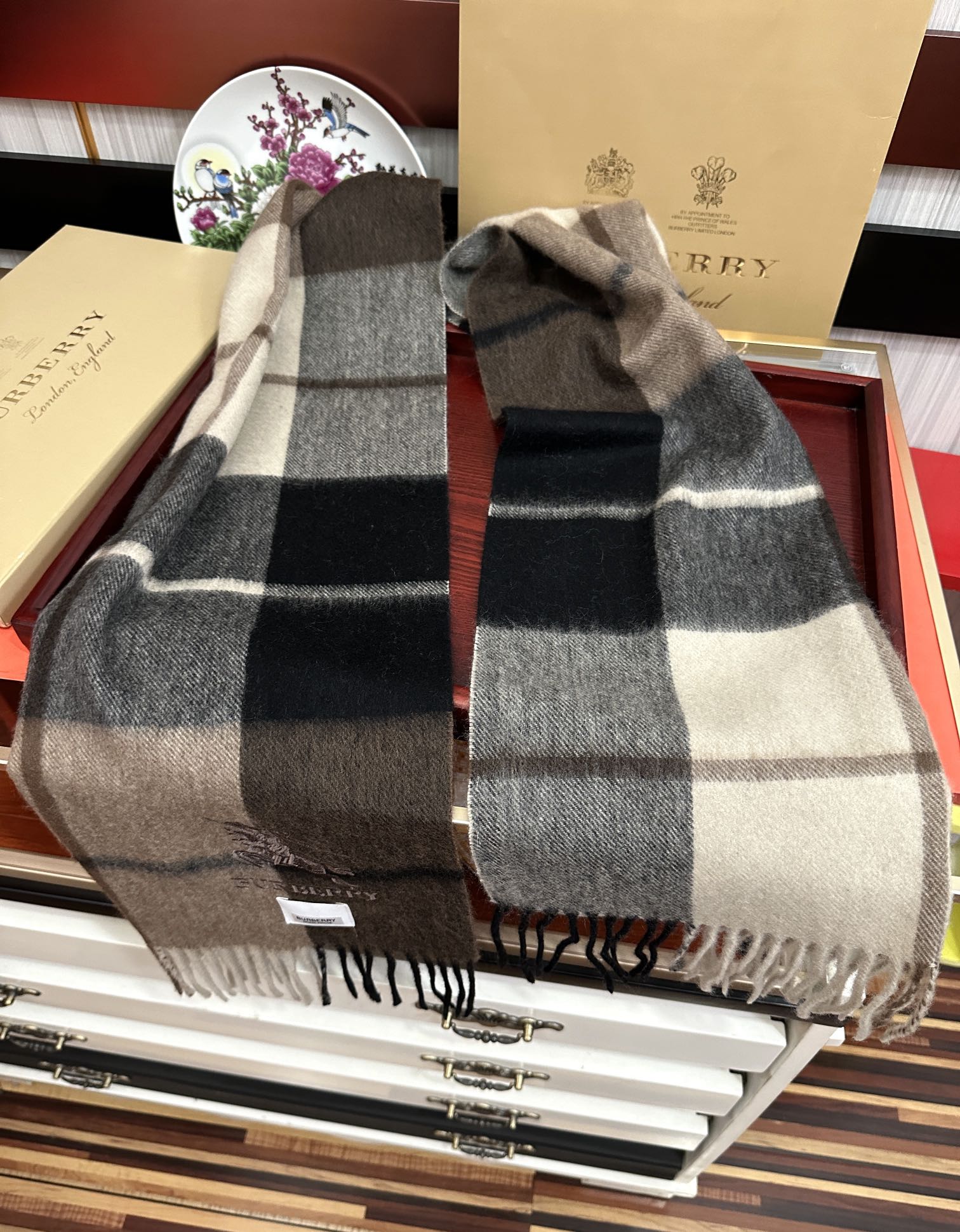 上新🔥巴宝莉100%羊绒 25最爆款【采用内蒙古山羊绒】🎉男女士情侣款👫围巾‼️太美了😎让人耳目一新的感