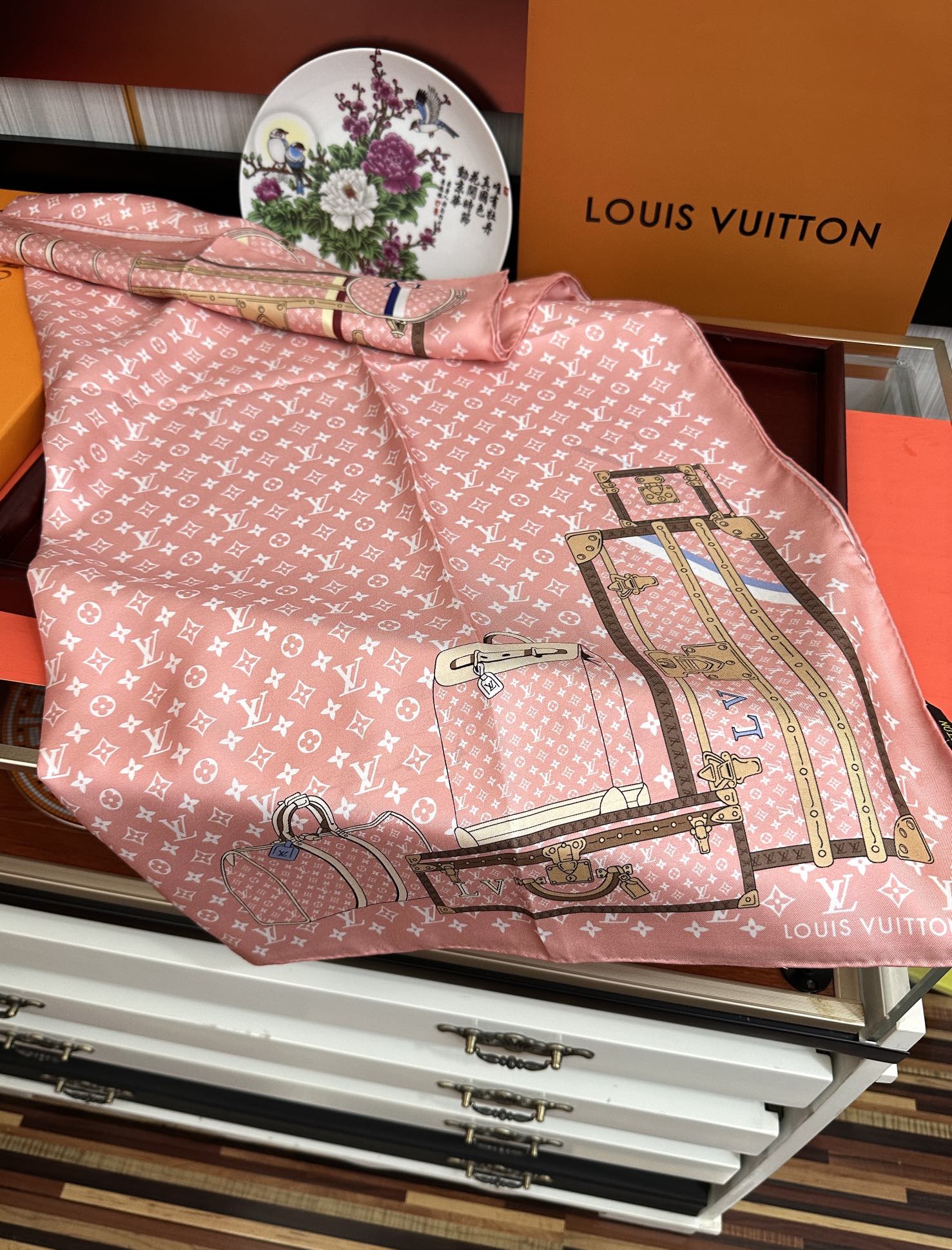 上新2025 最新款LV🌟【经典款式】真丝方巾，买了都说好👍下手一定要快【高端 大爱❤️女人尤物 】货极