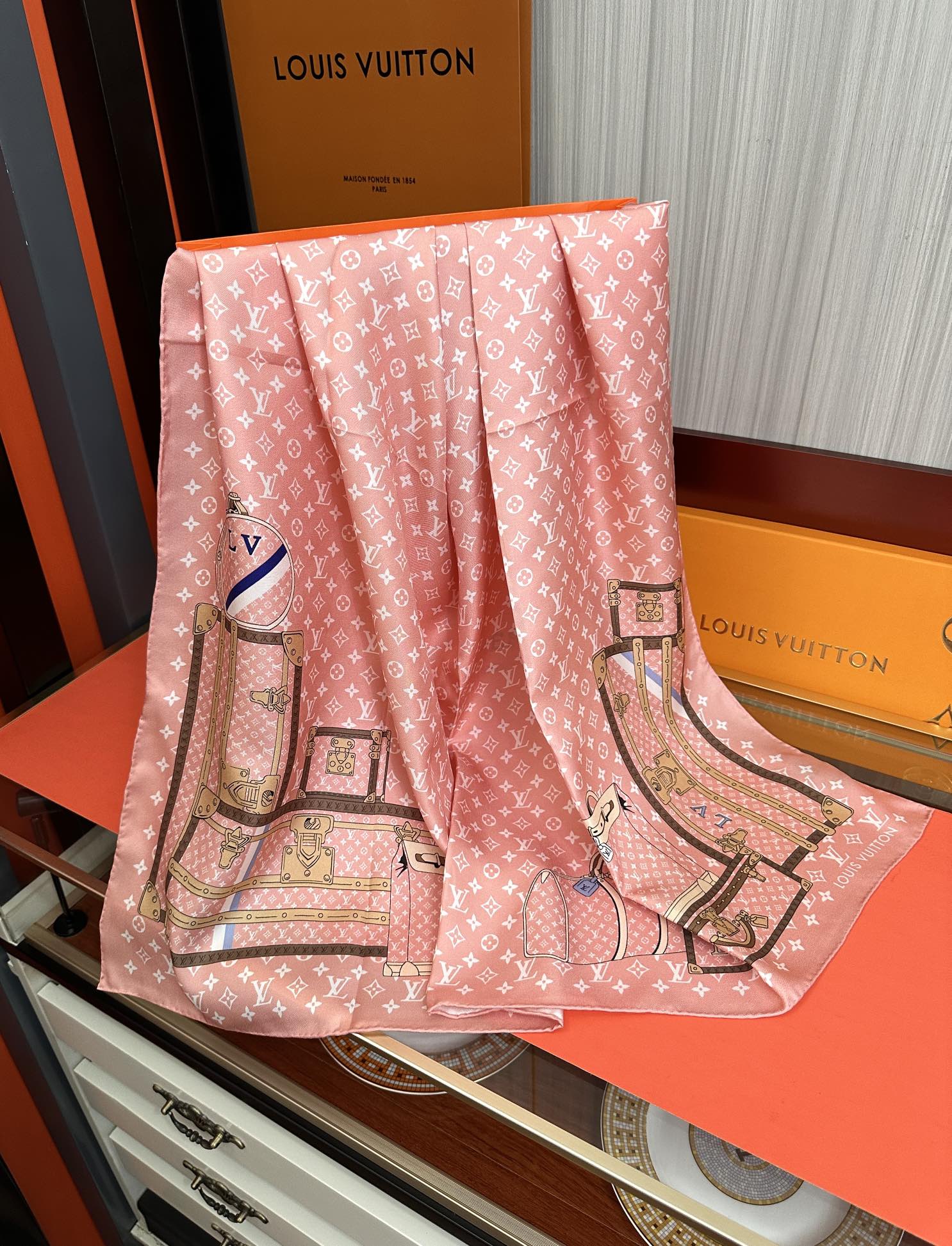 上新2025 最新款LV🌟【经典款式】真丝方巾，买了都说好👍下手一定要快【高端 大爱❤️女人尤物 】货极