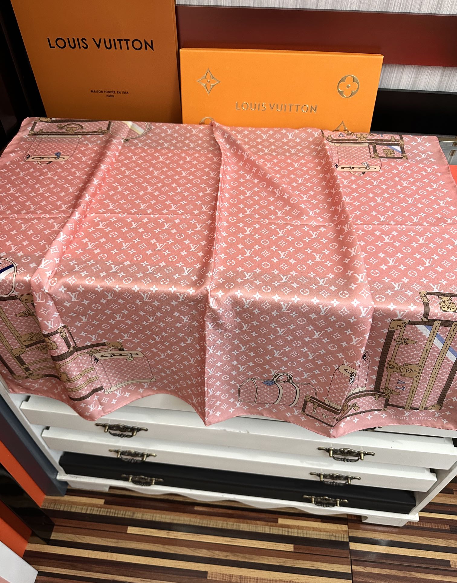 上新2025 最新款LV🌟【经典款式】真丝方巾，买了都说好👍下手一定要快【高端 大爱❤️女人尤物 】货极